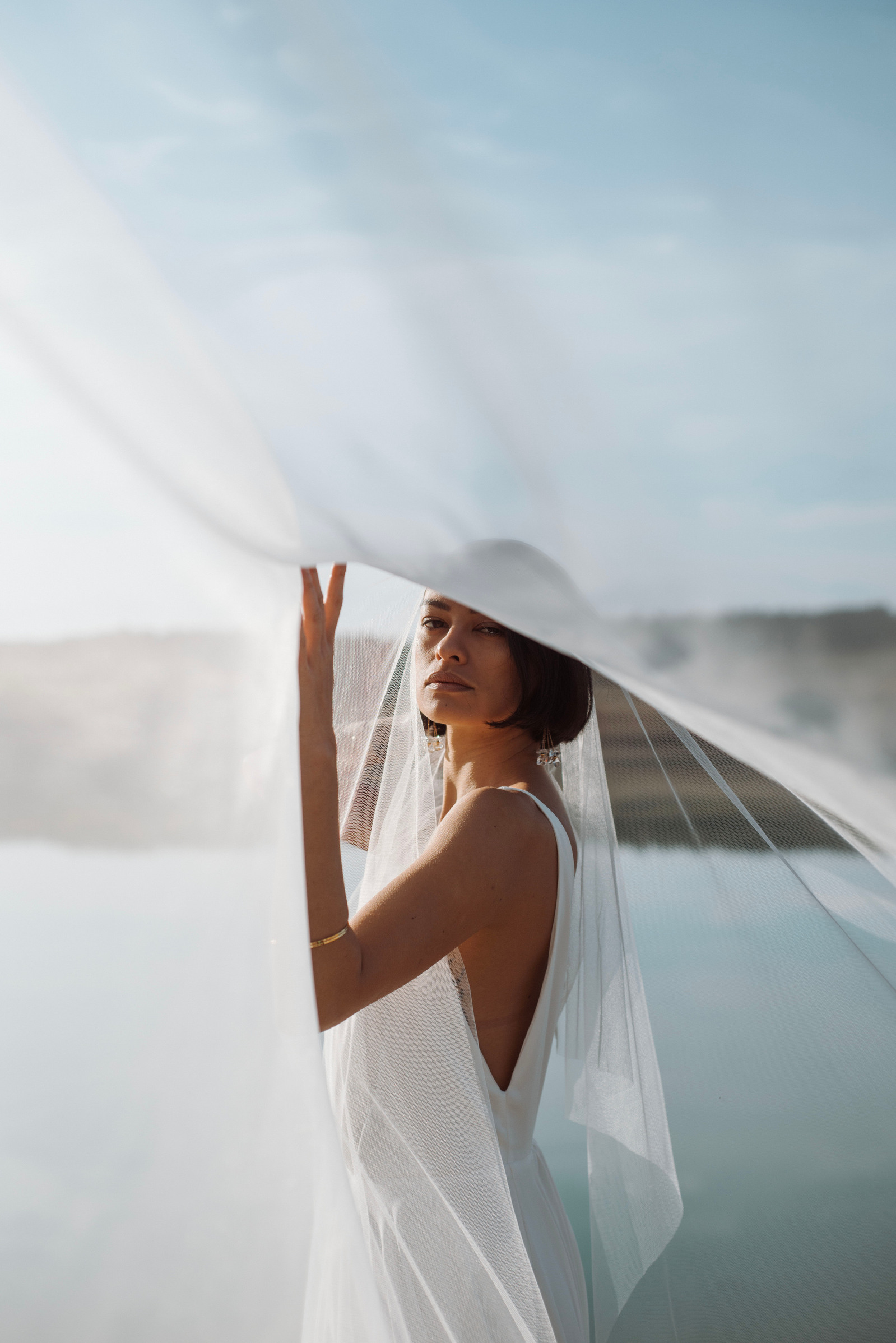 Portrait artistique, extrait de la série "  la déesse de l'air ". Projet artistique mené par Emeline Tardy Photographie . Photographe Toulouse, Haute Garonne, Ariège.

Modèle : Cassandre Lieng
Robe : So in love
Bijoux : Mulot b