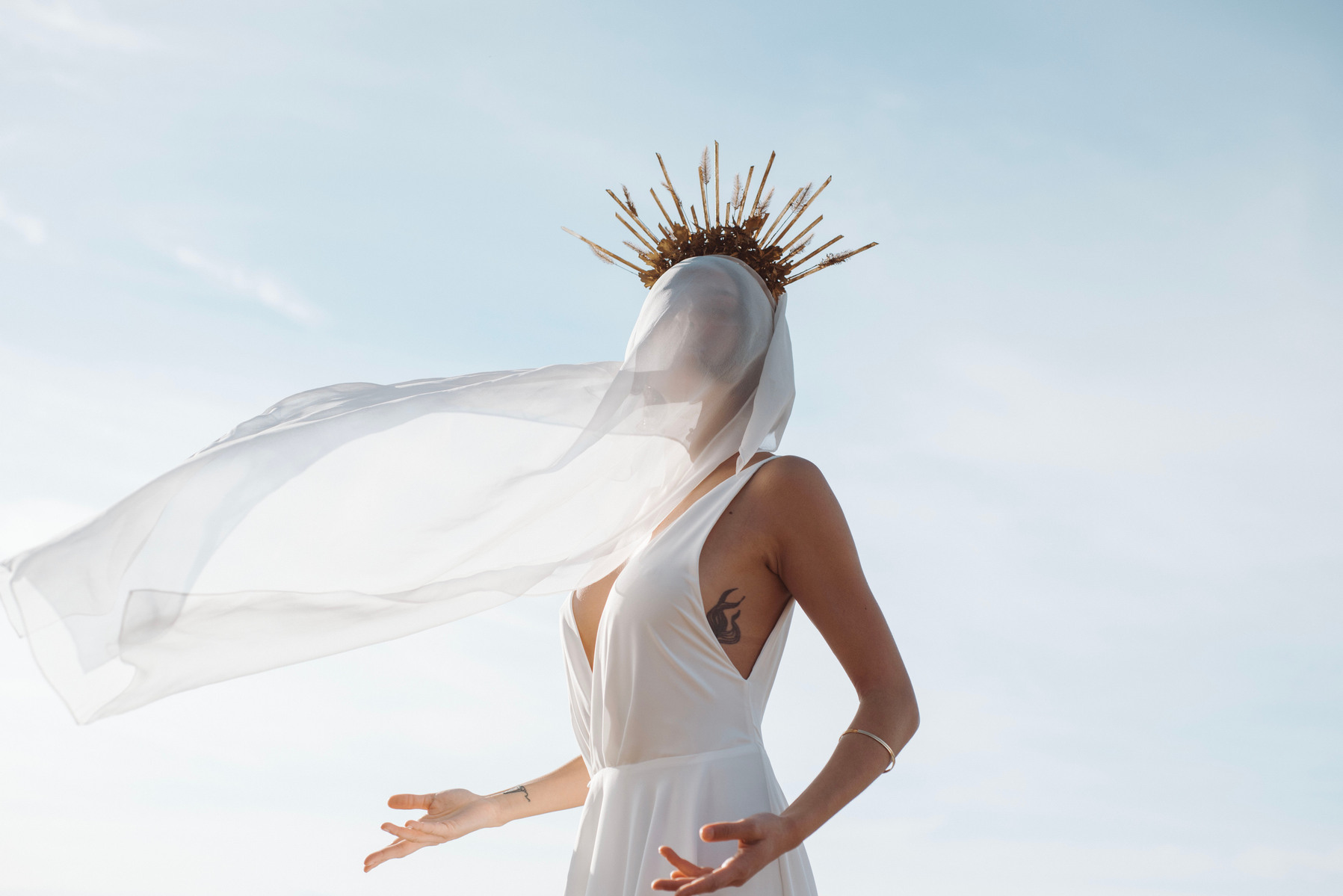 Portrait artistique, extrait de la série "  la déesse de l'air ". Projet artistique mené par Emeline Tardy Photographie . Photographe Toulouse, Haute Garonne, Ariège.

Modèle : Cassandre Lieng
Robe : So in love
Bijoux : Mulot b
