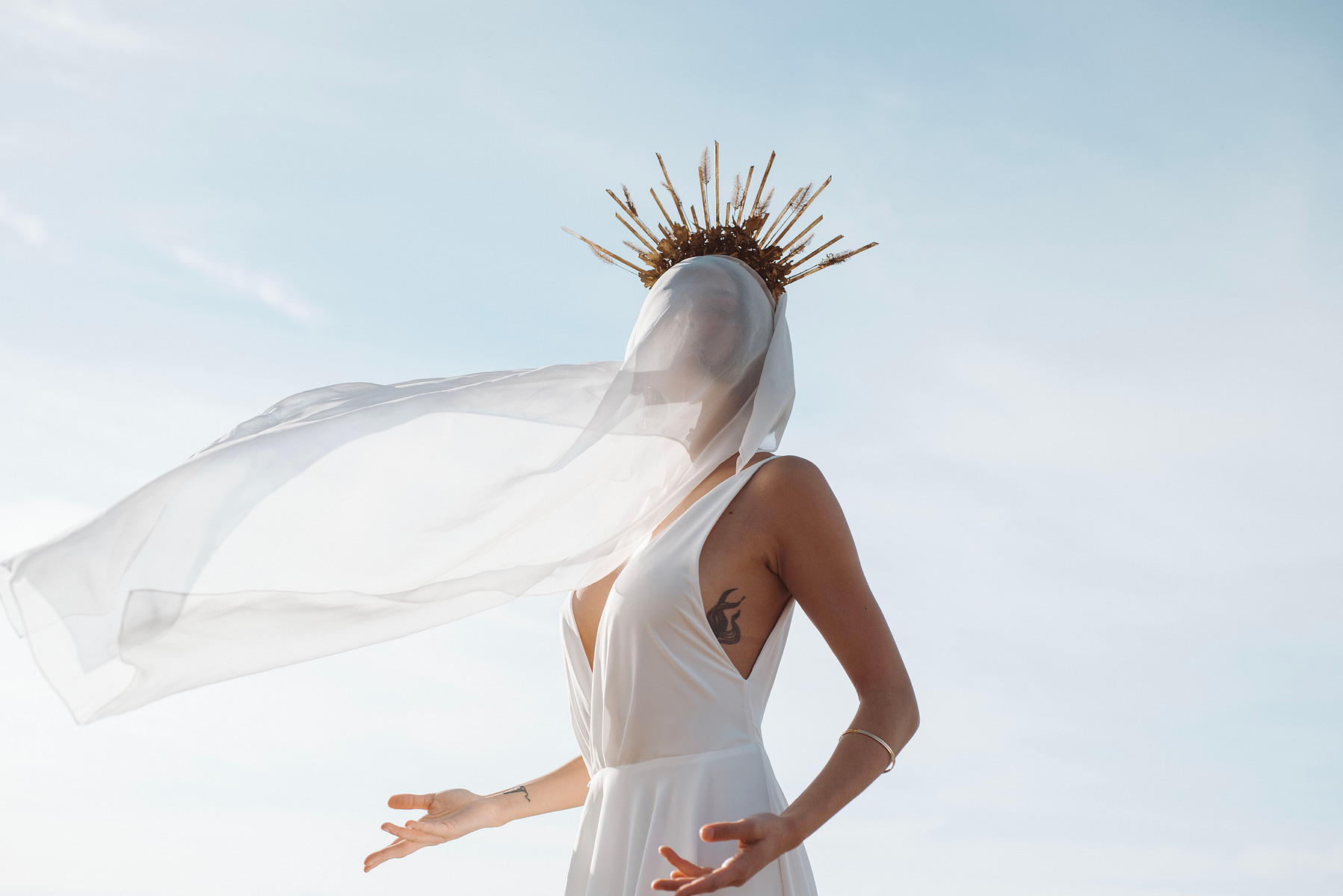 Portrait artistique, extrait de la série "  la déesse de l'air ". Projet artistique mené par Emeline Tardy Photographie . Photographe Toulouse, Haute Garonne, Ariège.

Modèle : Cassandre Lieng
Robe : So in love
Bijoux : Mulot b