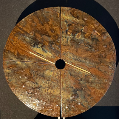 Céramique : Human compass Stoneware, enamel, 23ct. gold, 61 cm - Boussole humaine Grès, émail, 23ct. or, 61 cm