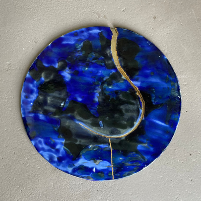 Maternity, grès et or 22ct, 43cm