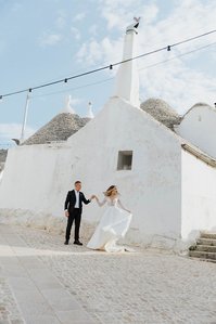 Couple photo session in Alberobello, bride in wedding dress