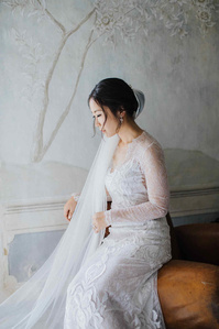 Villa Meo Bride getting ready in Puglia