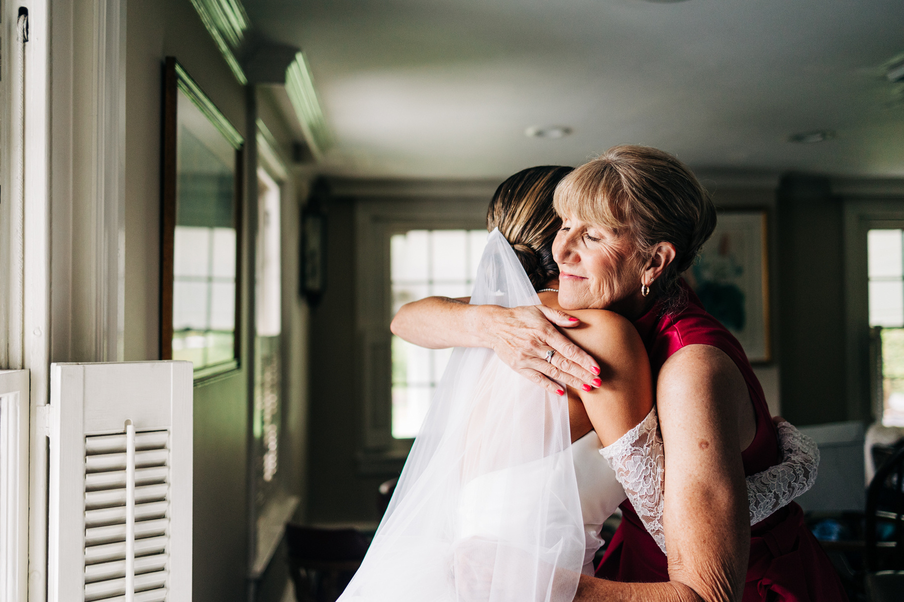 bride and mom hugging getting ready at glenhardie country club wedding