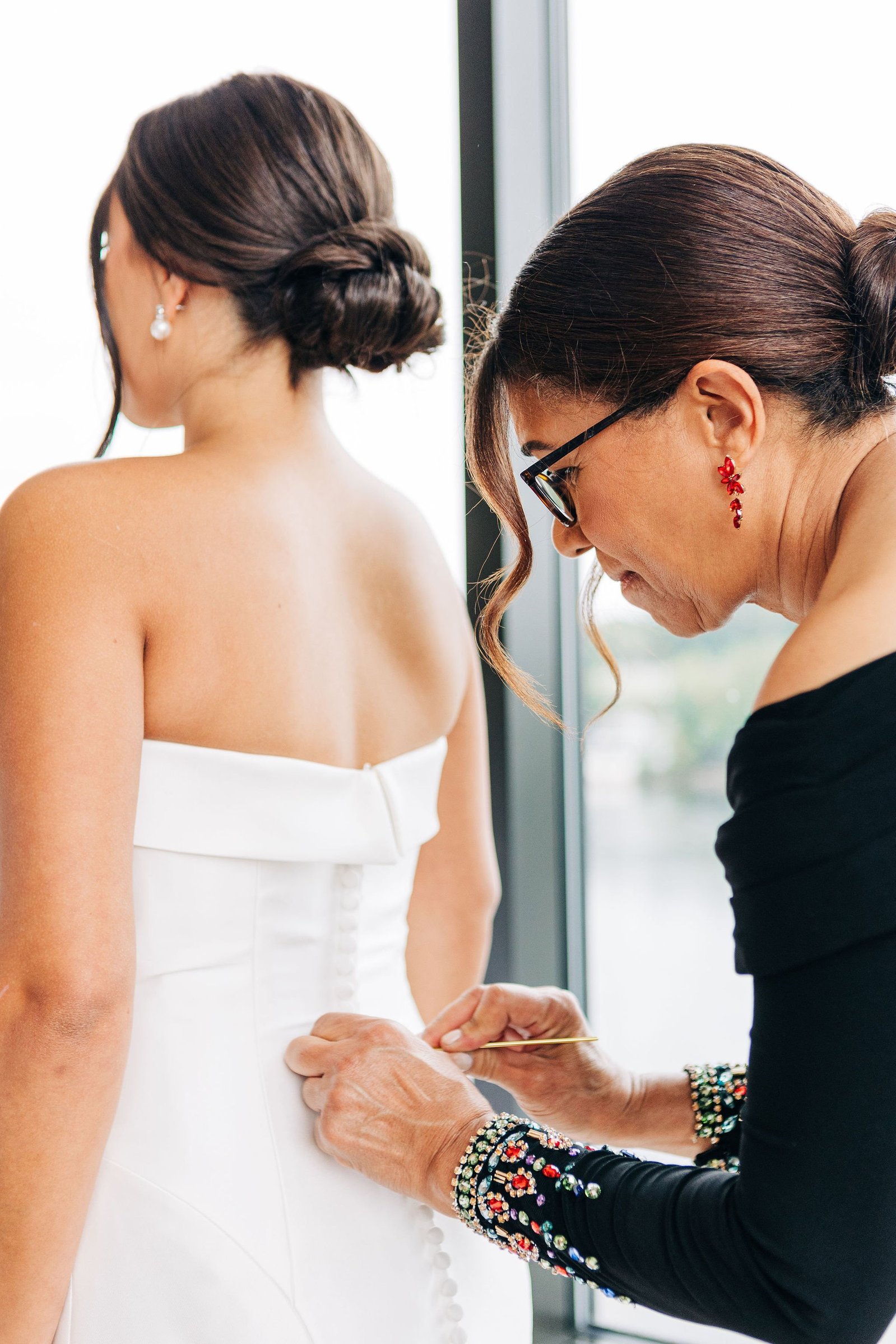 bride getting ready with mom lambertville inn new jersey wedding photography