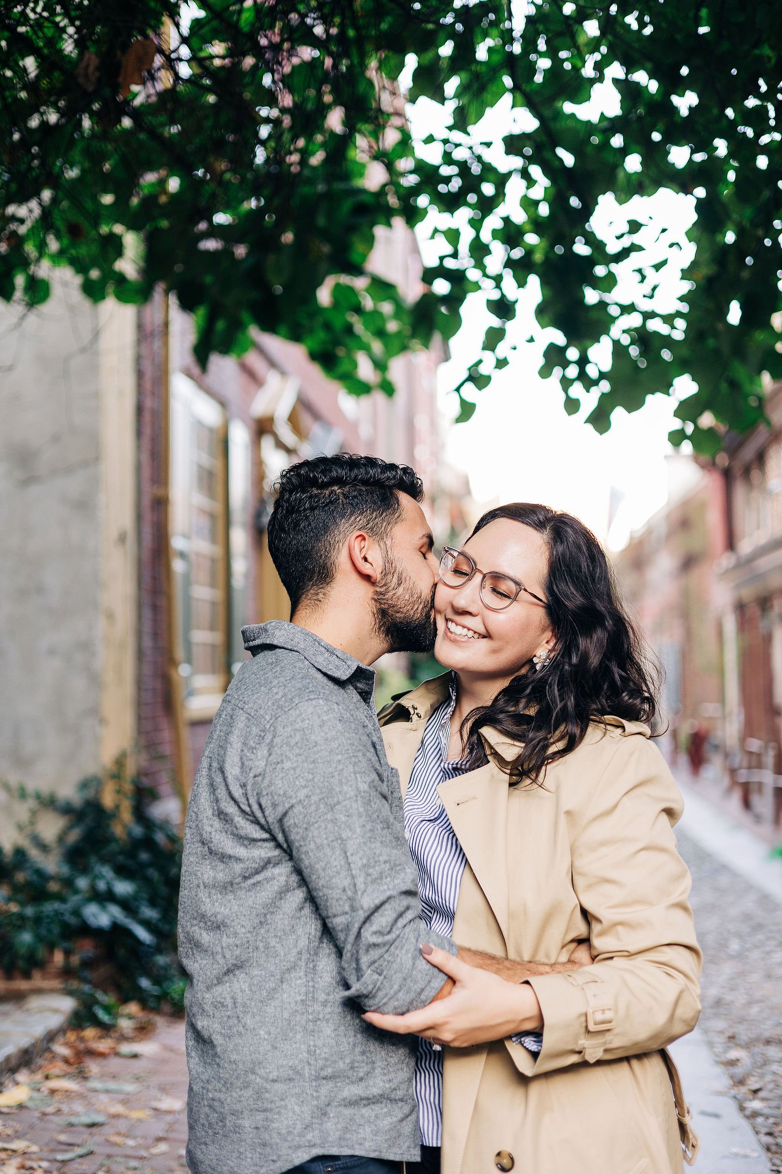 Philadelphia engagement photos at Elfreth's Alley