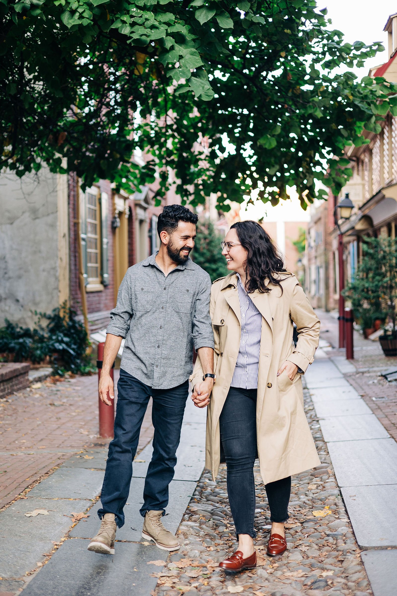 Philadelphia engagement photos at Elfreth's Alley