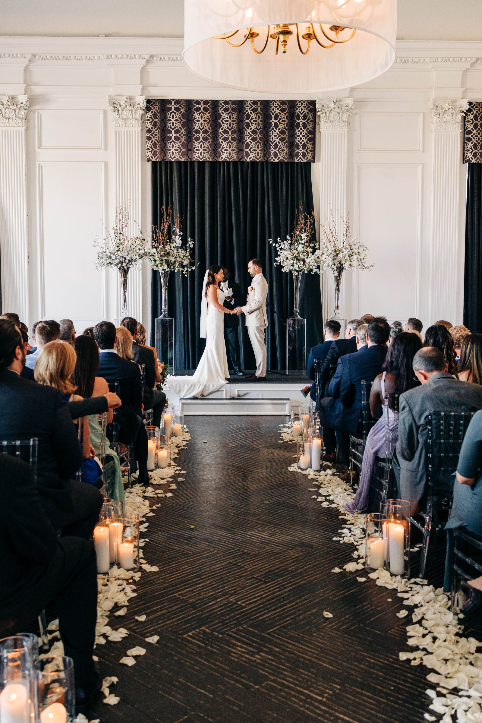 wedding ceremony at the downtown club by cescaphe by philadelphia wedding photographer 