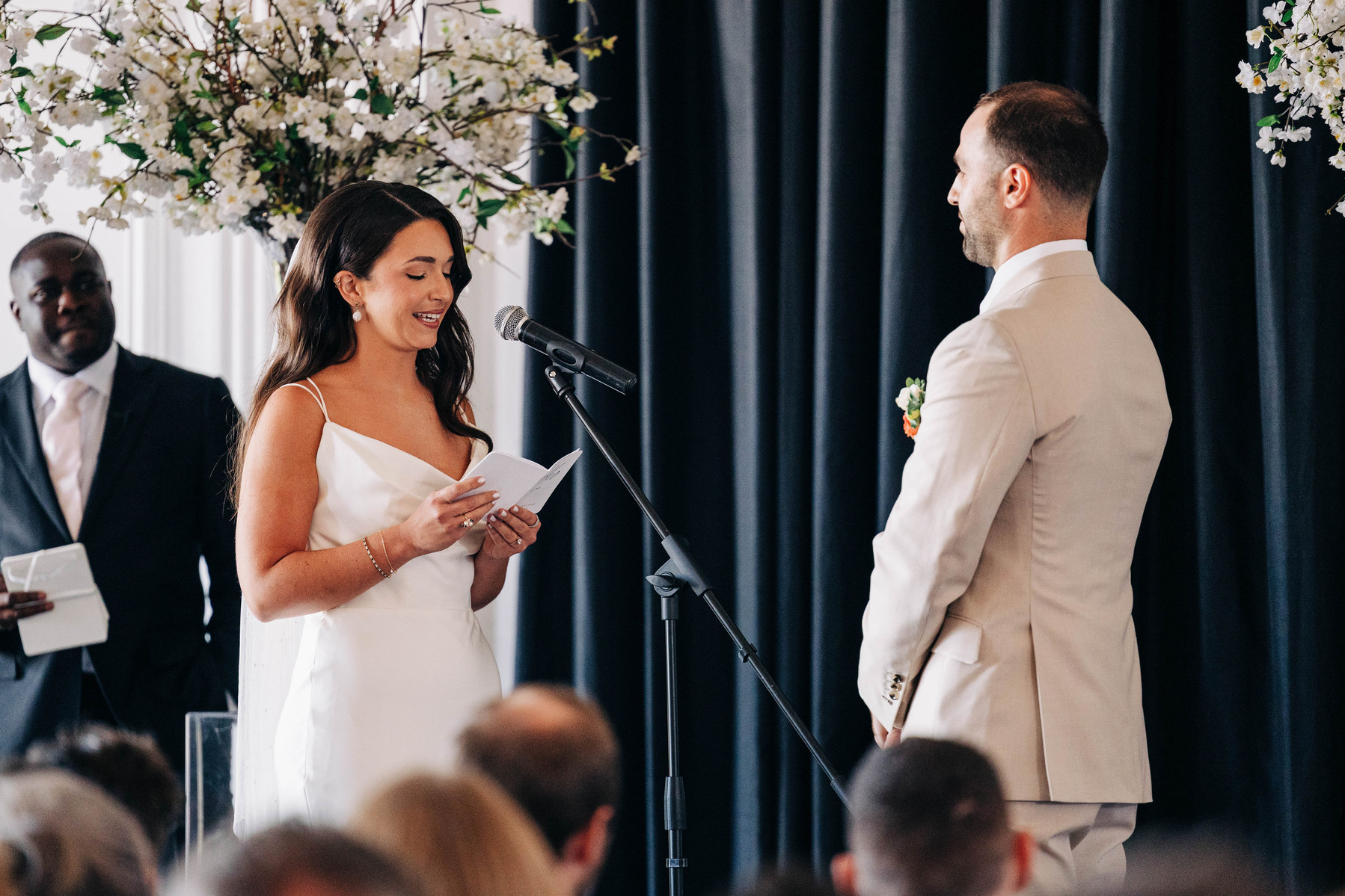 bride reading her wedding vows at the downtown club by cescaphe by philadelphia wedding photographer