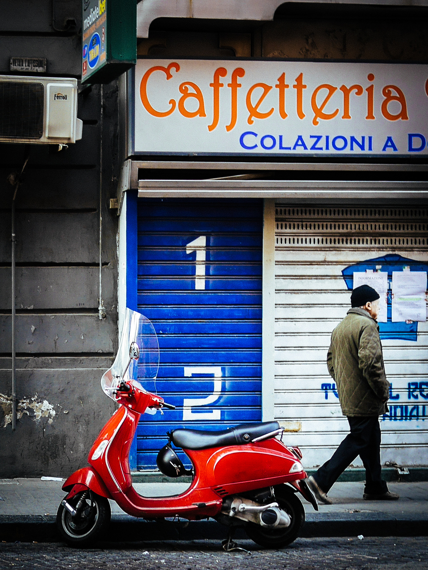 Une rue de Naples avec une boutique caffetteria.