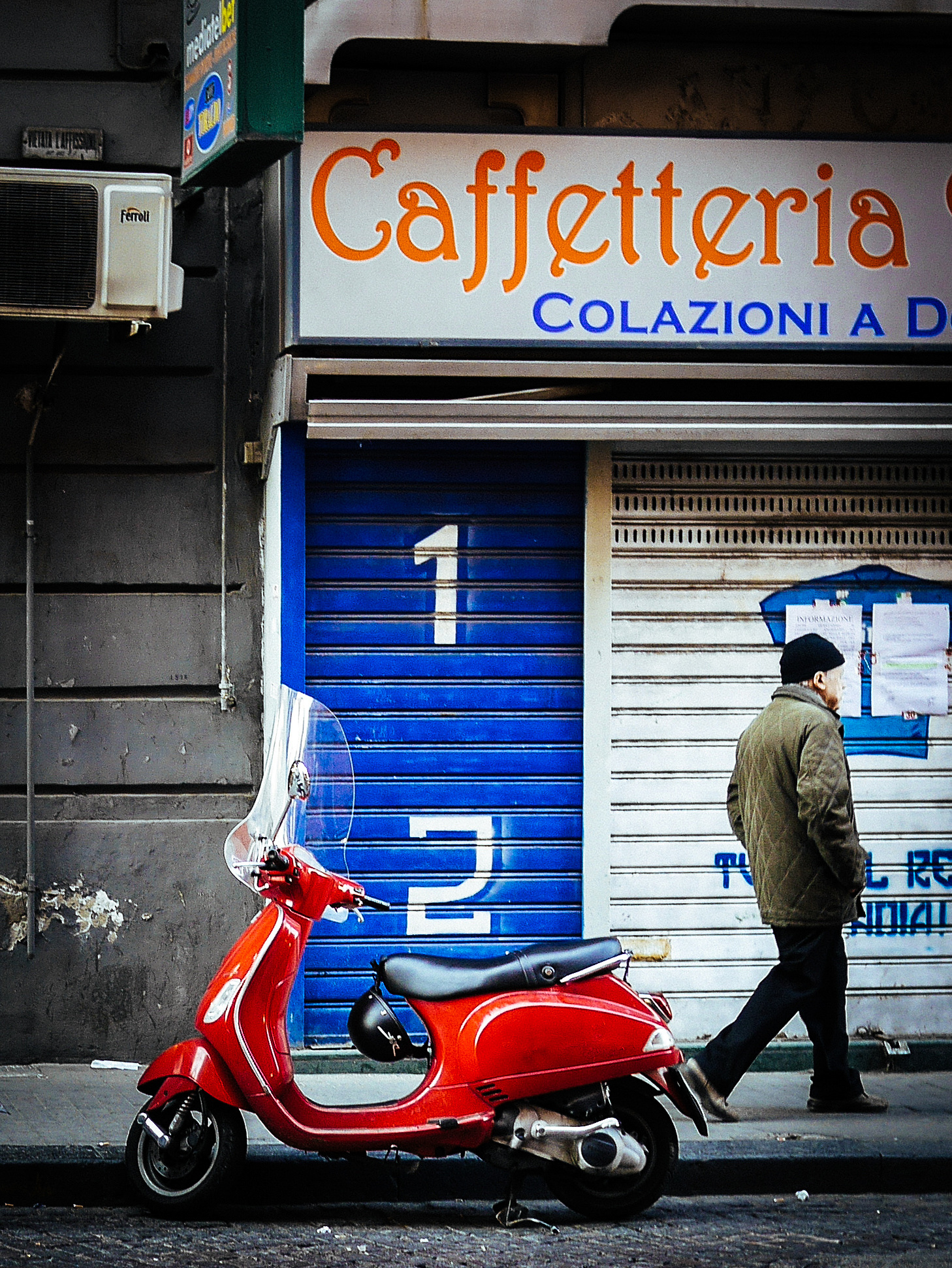 Une rue de Naples avec une boutique caffetteria.