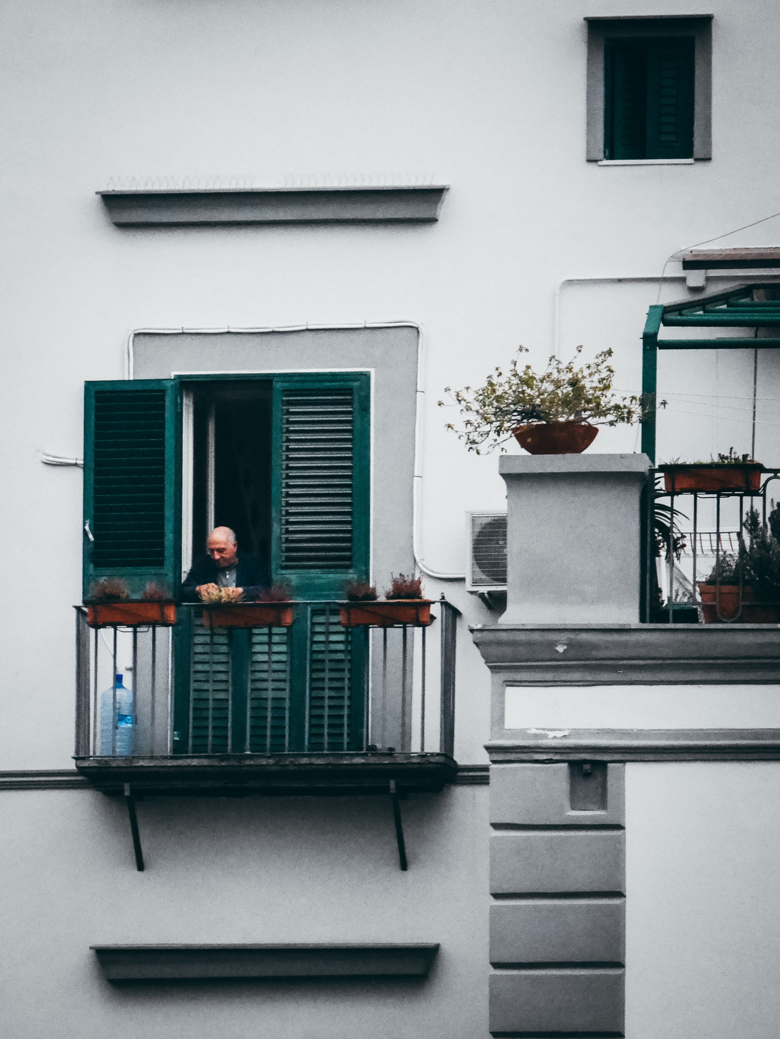 Un homme sur son balcon.