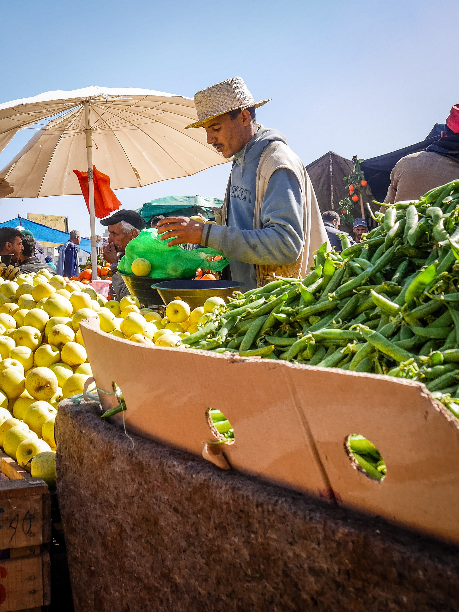 Au cœur d'une brocante au Maroc.