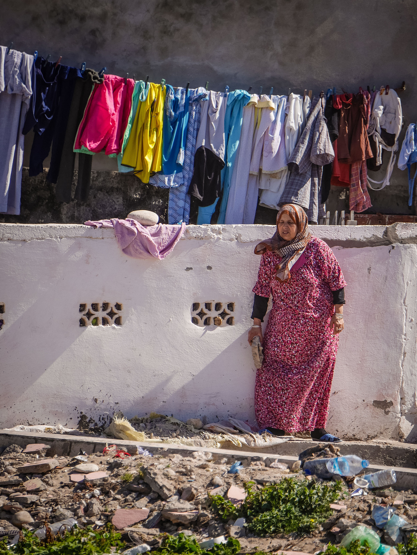 Une femme marocaine qui a étendu son linge.