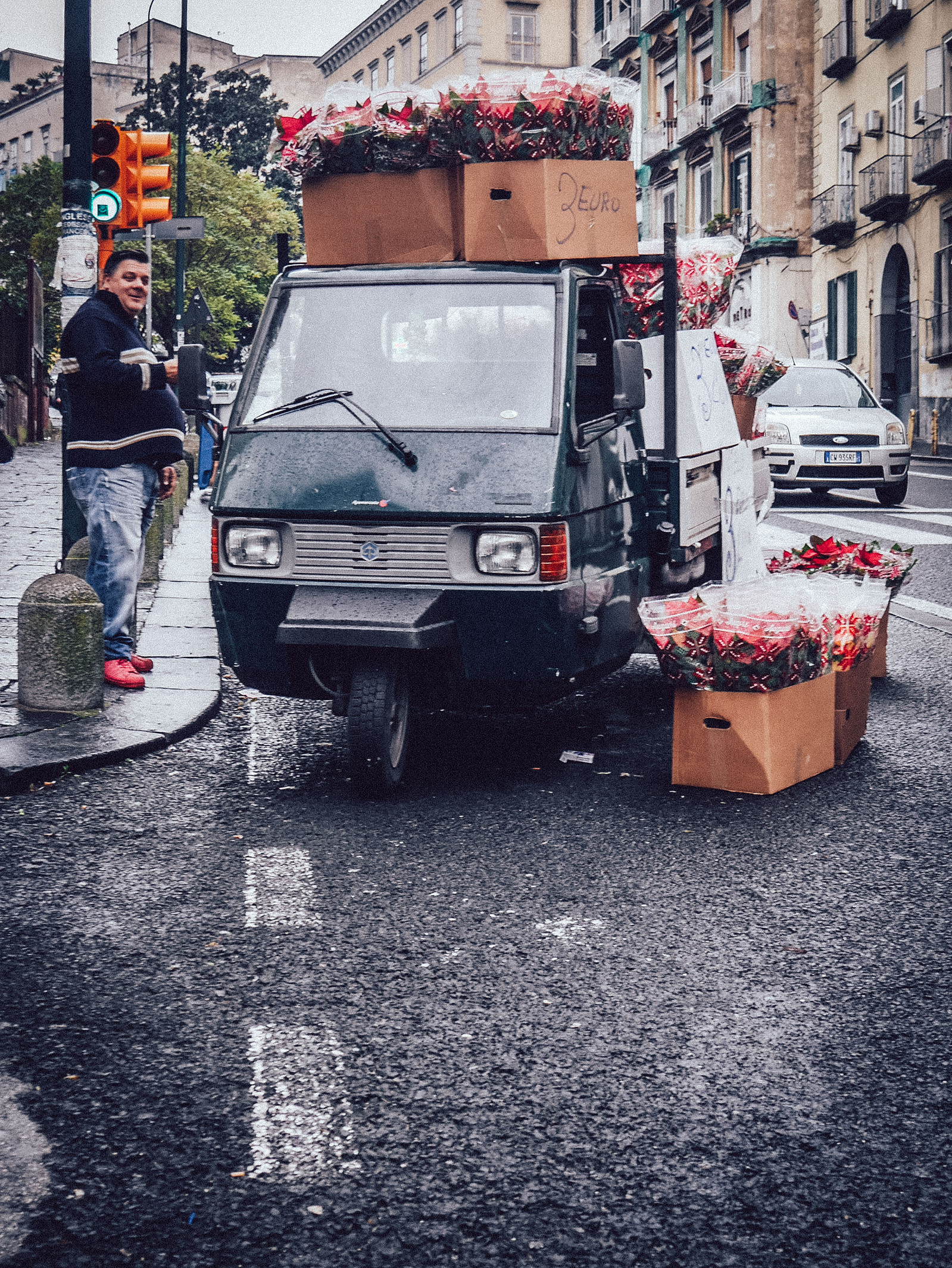 Un marchant de fleur dans la ville de Naples.