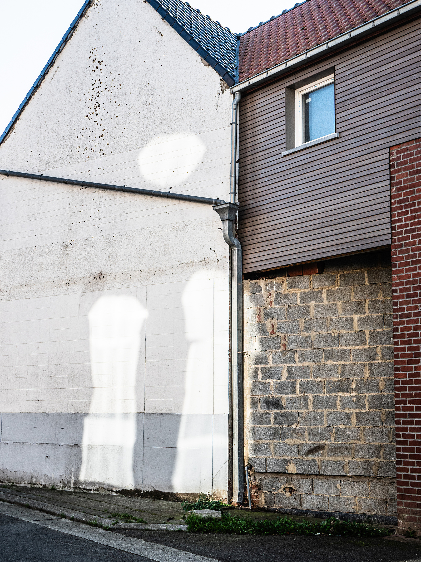 Un reflet de lumière sur un mur. Celles en Belgique.