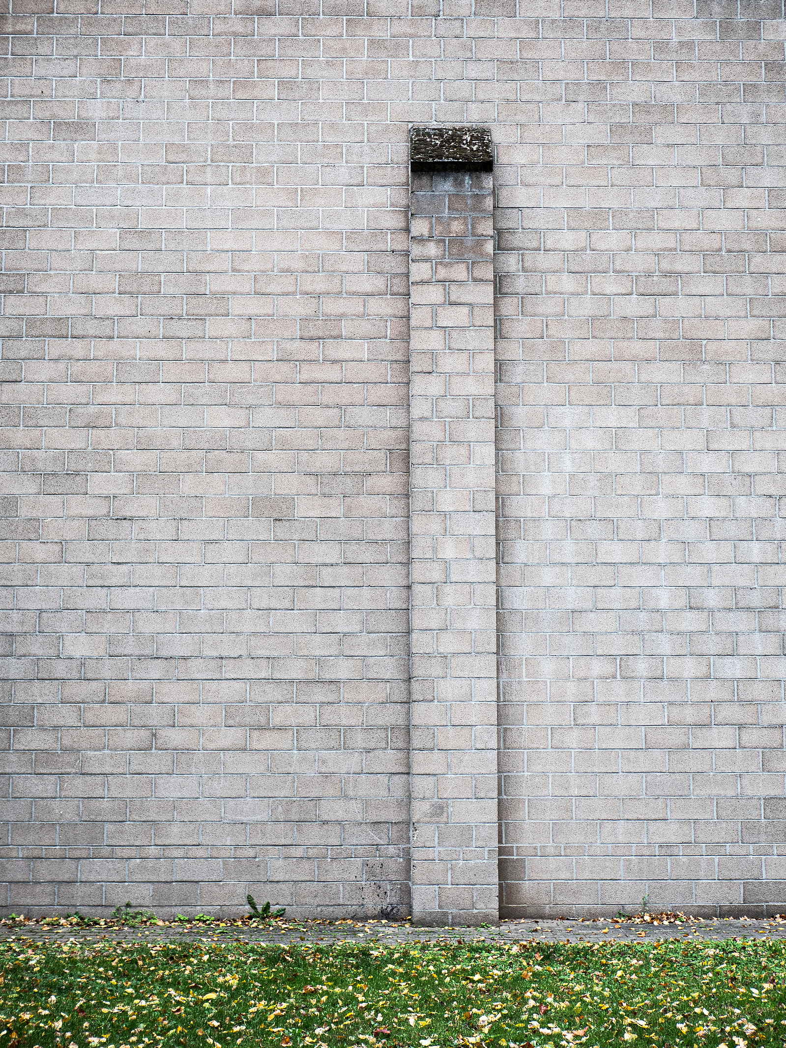 Une colonne sur un mur en parpaing. Celles en Belgique.