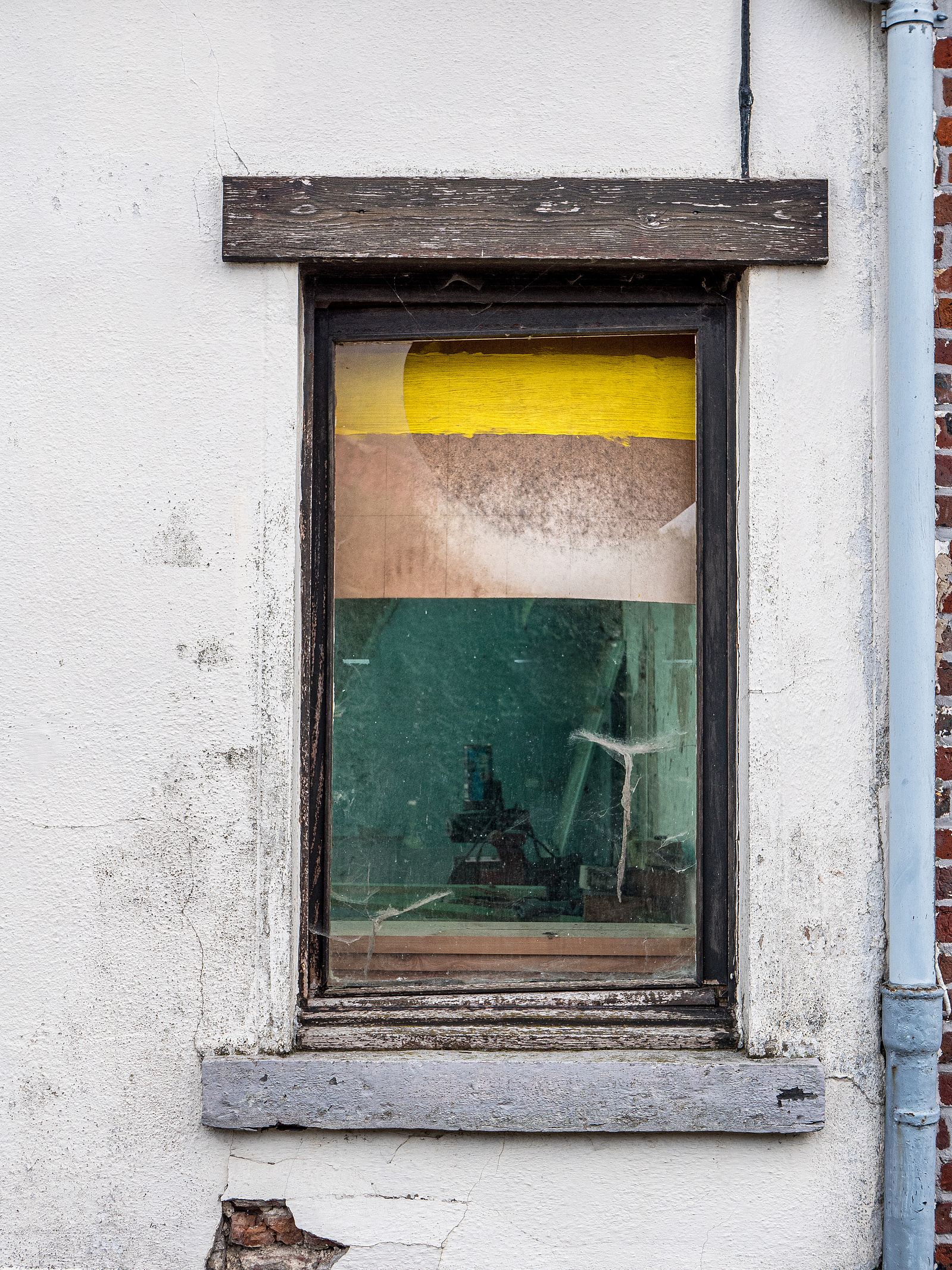 La fenêtre d'une maison à l'abandon. Celles en Belgique.