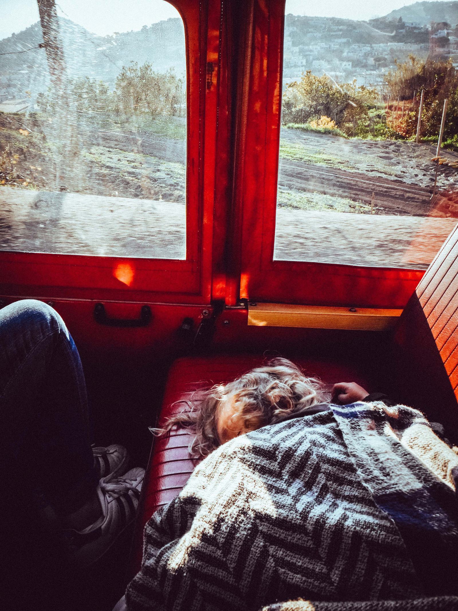 Une petite fille qui dort dans un tuktuk.