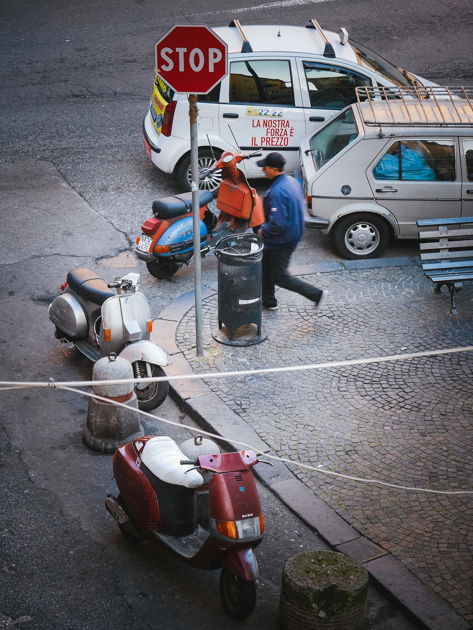 Une scène de rue à Naples.
