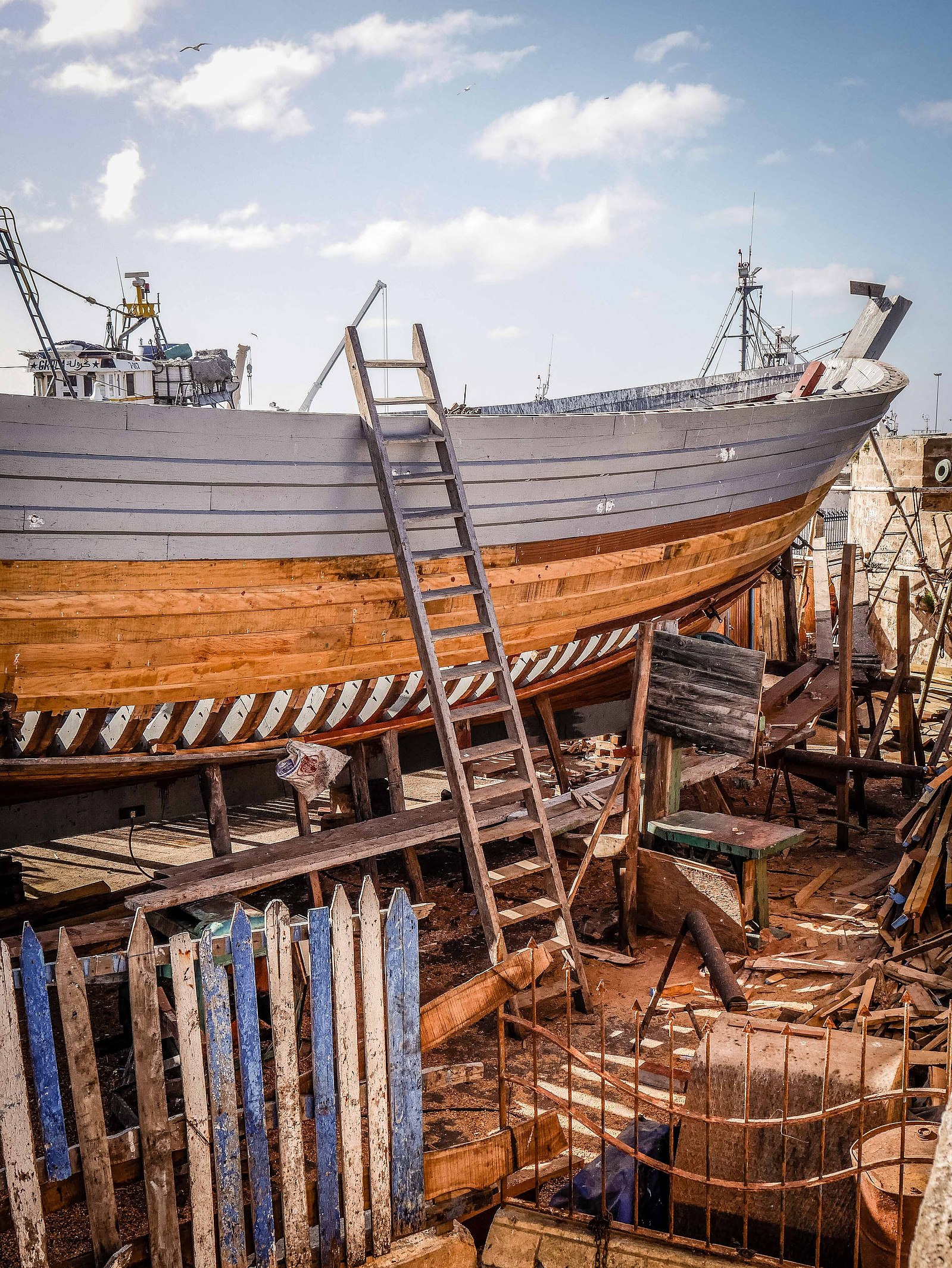 Un bateau en bois en construction.