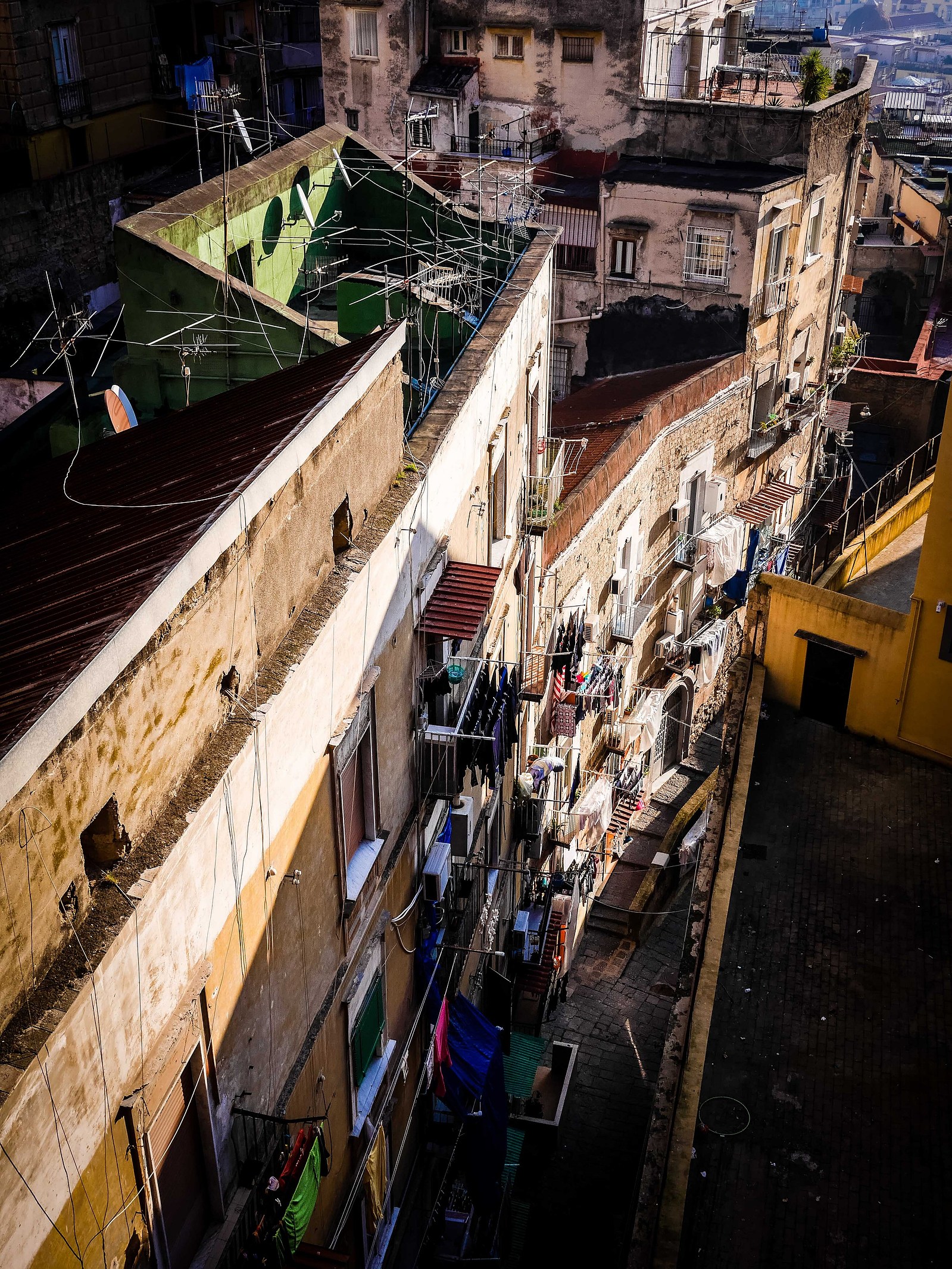 Vue plongeante sur une ruelle à Naples.
