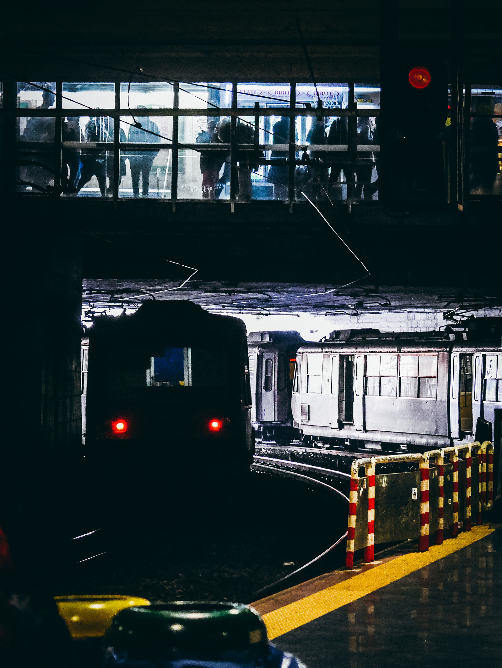 Un train qui entre en gare depuis un tunnel.