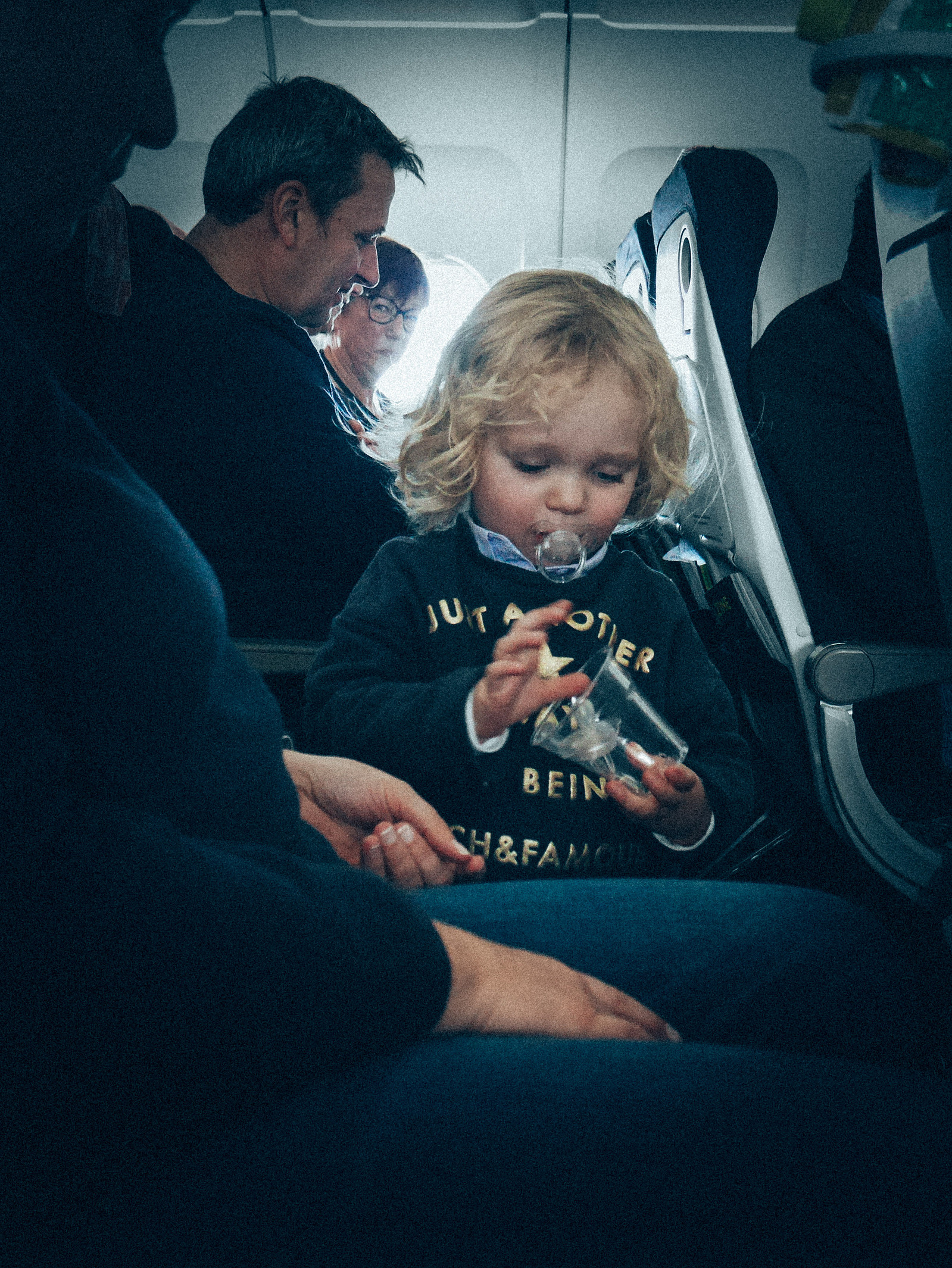 Une petite fille dans un avion.
