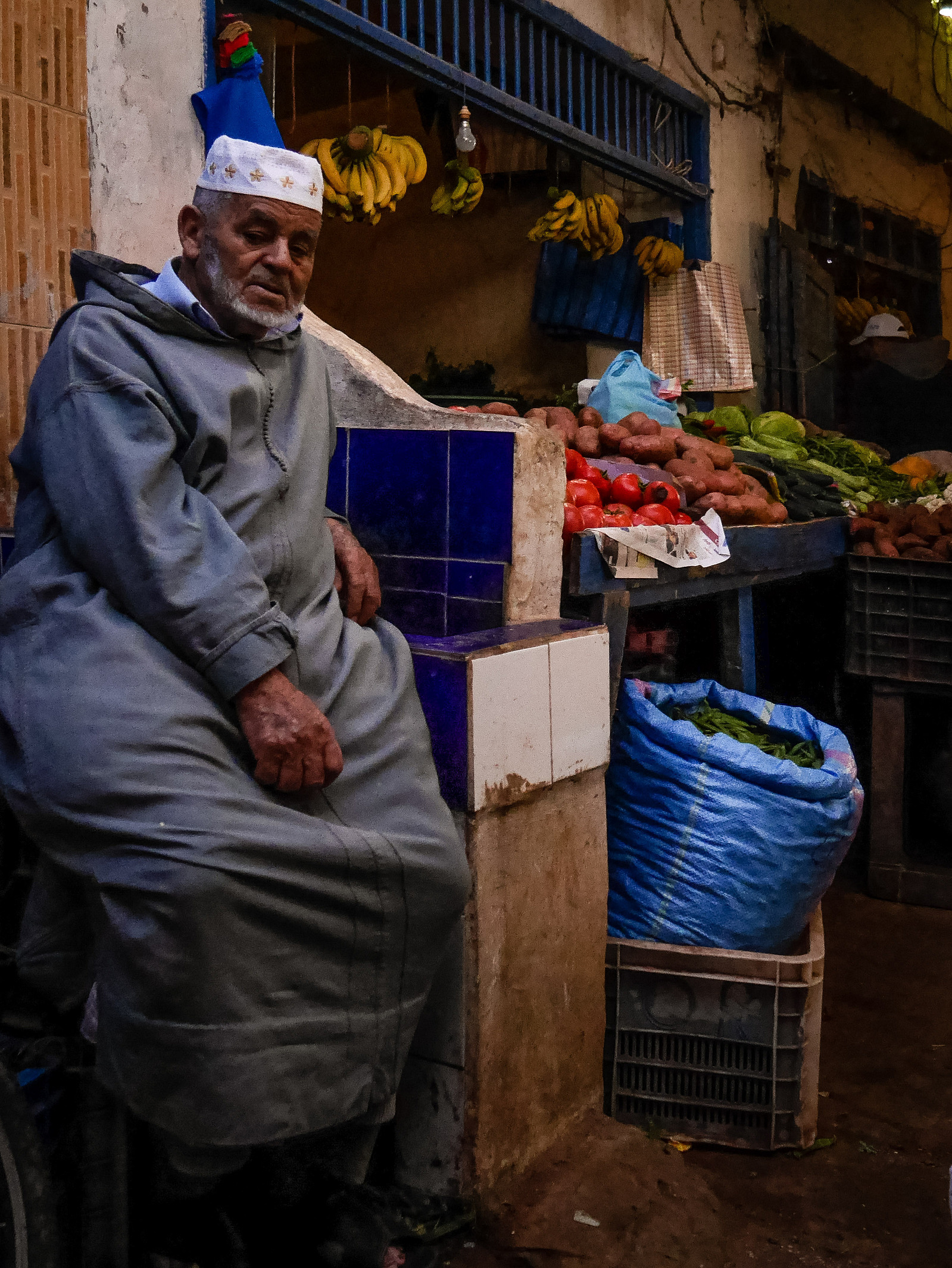 Un homme dans le marché d'une médina.