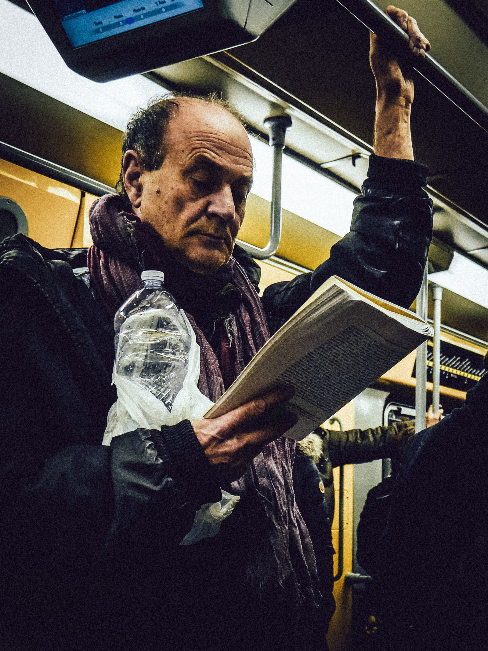 Un homme qui se tient dans le métro.