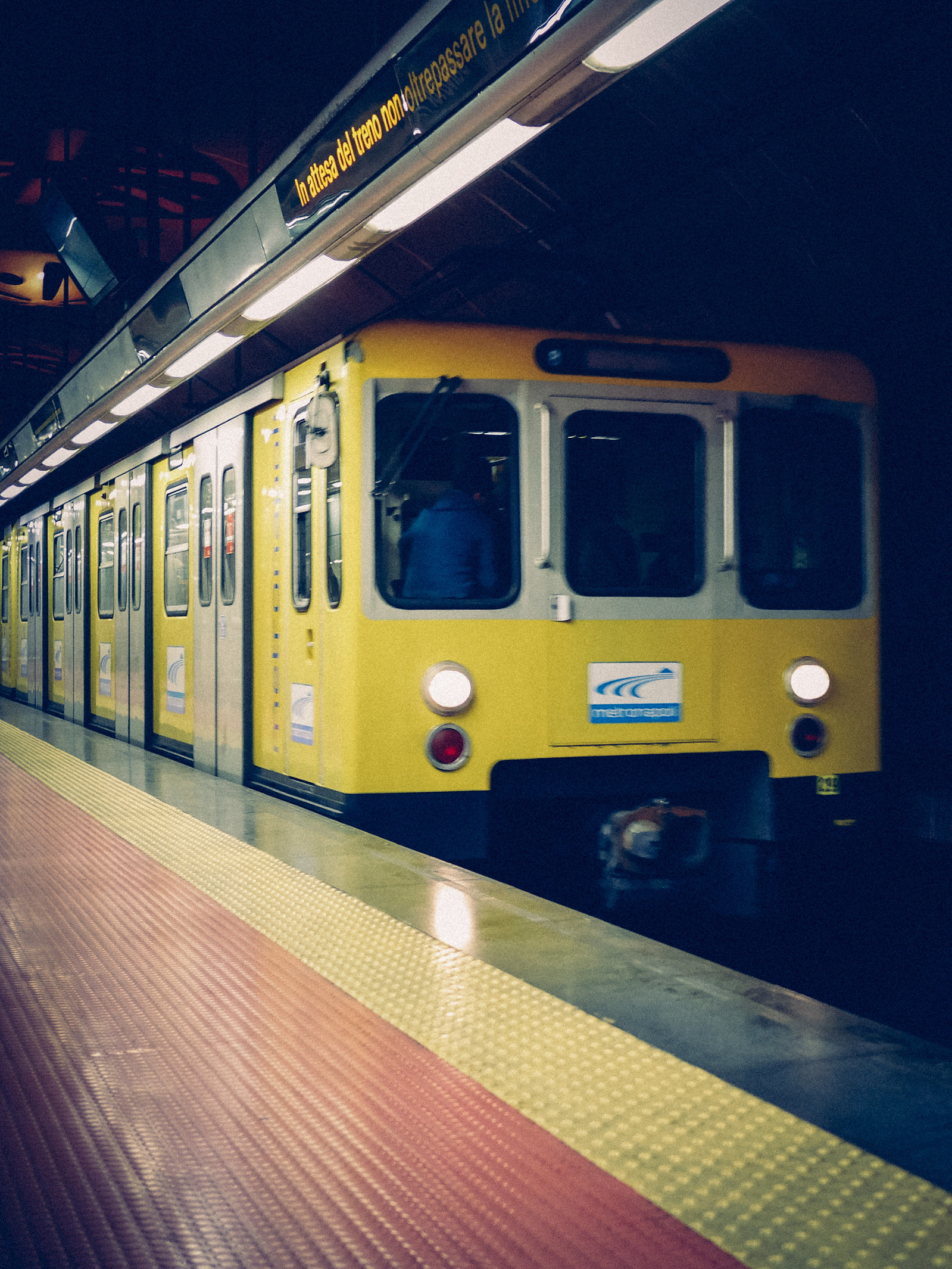 Le métro jaune de Naples.
