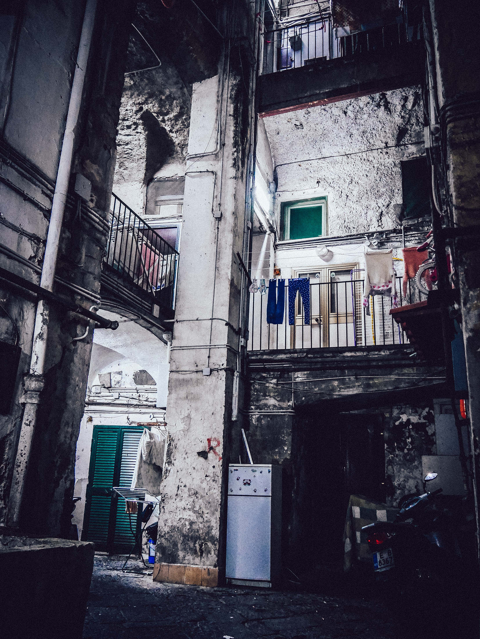 Une vielle cour d'immeuble.