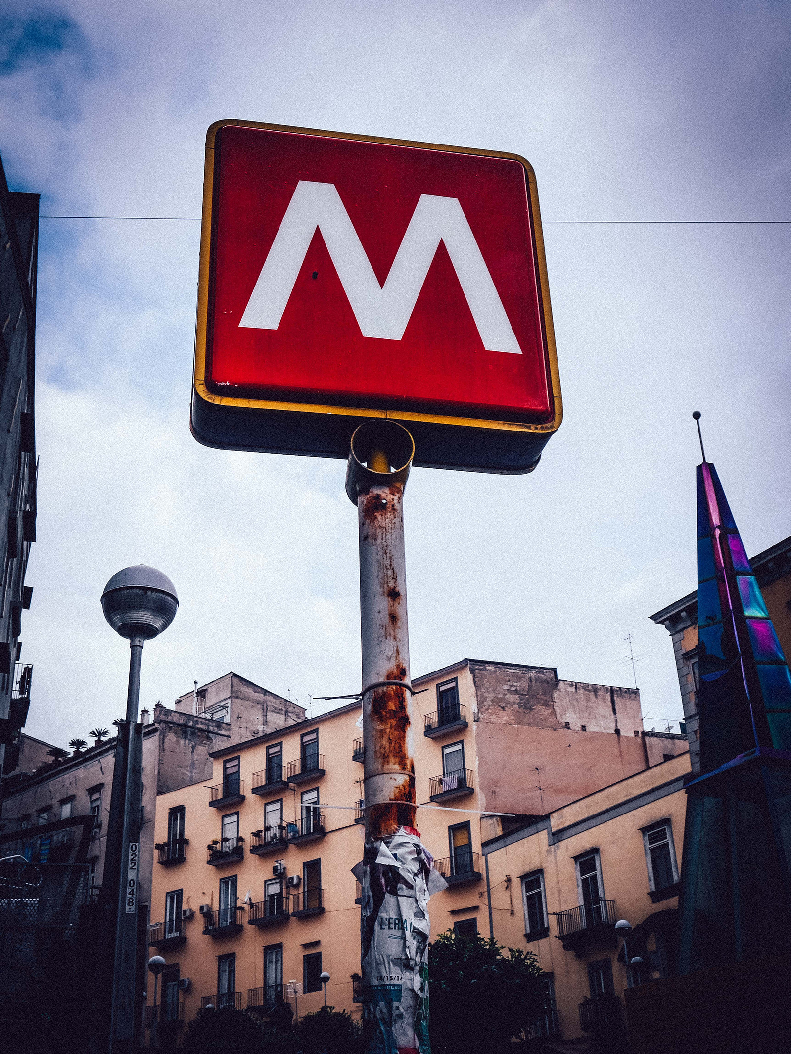 Un panneau indiquant une station de métro.
