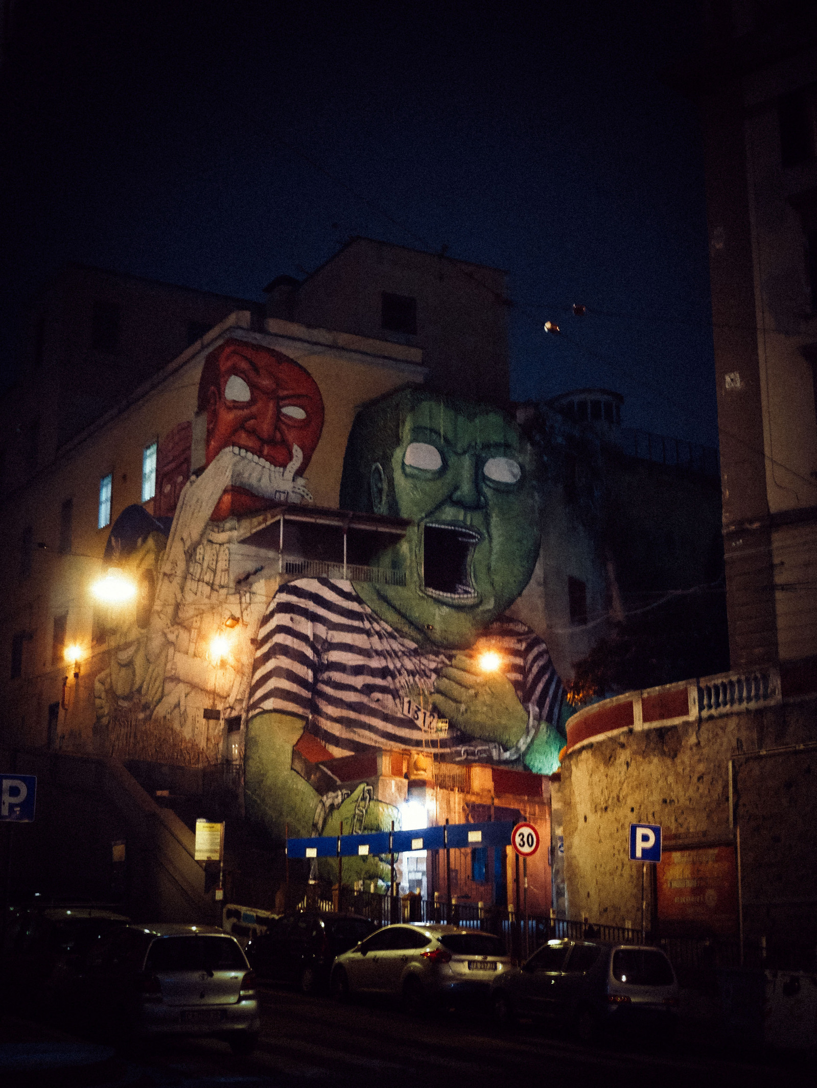 Une œuvre de streetart la nuit.