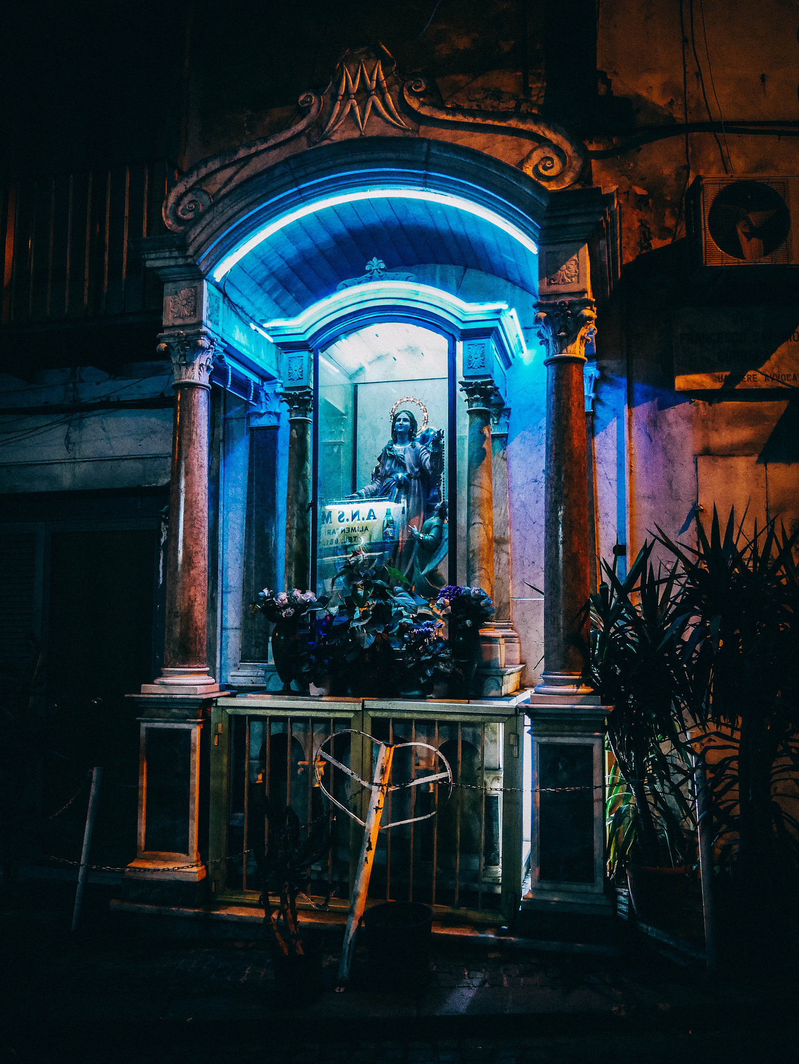 Une statue de la Sainte Vierge dans les rues de Naples.