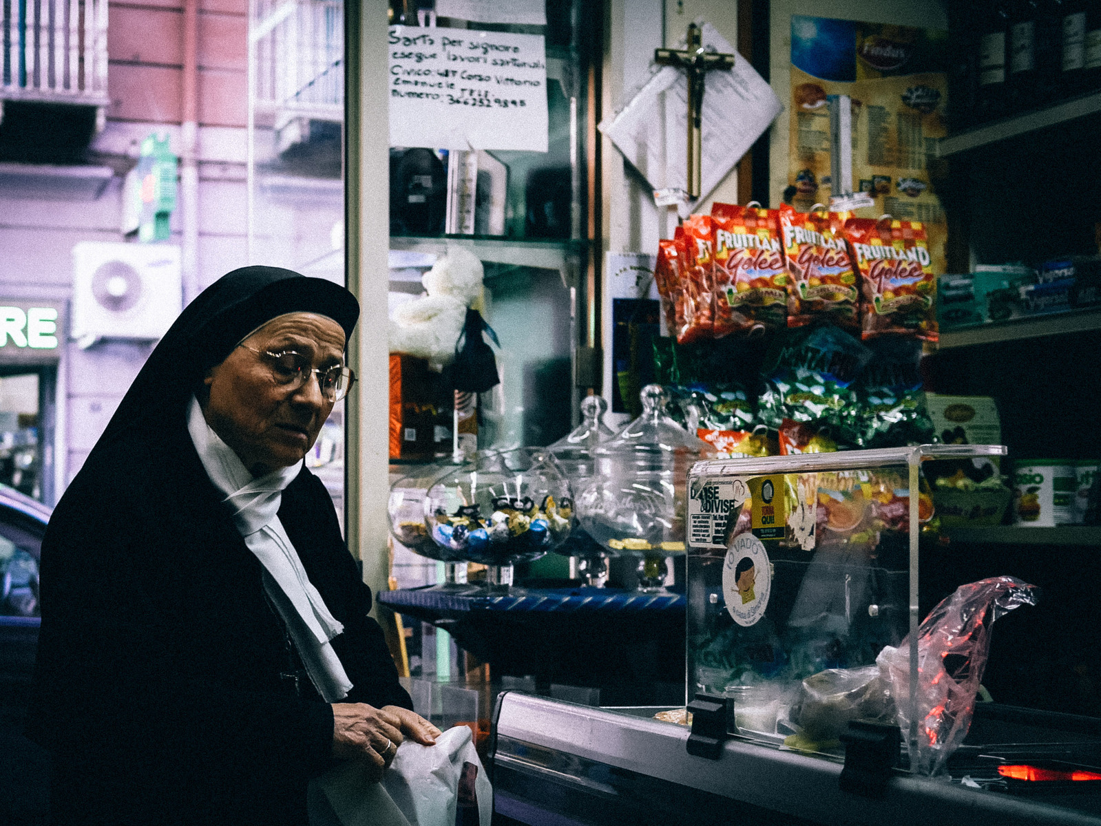 Une bonne sœur dans un commerce.
