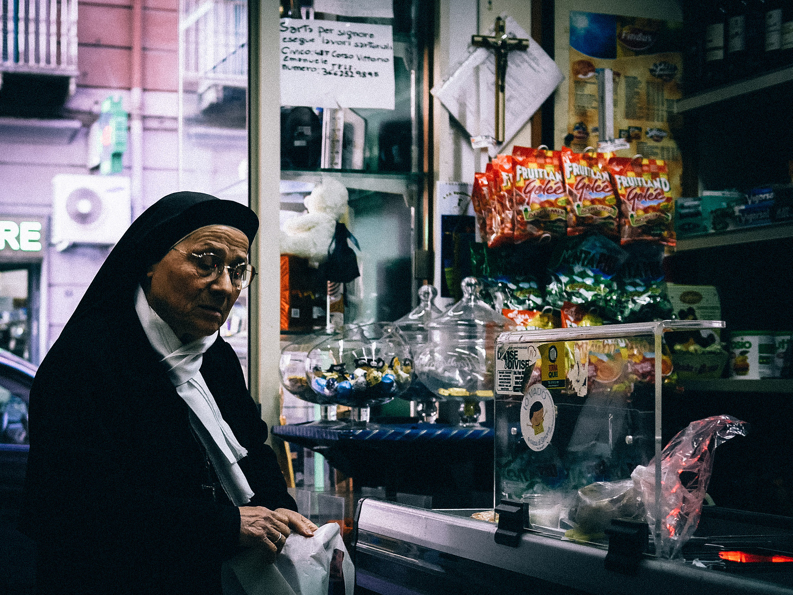 Une bonne sœur dans un commerce.