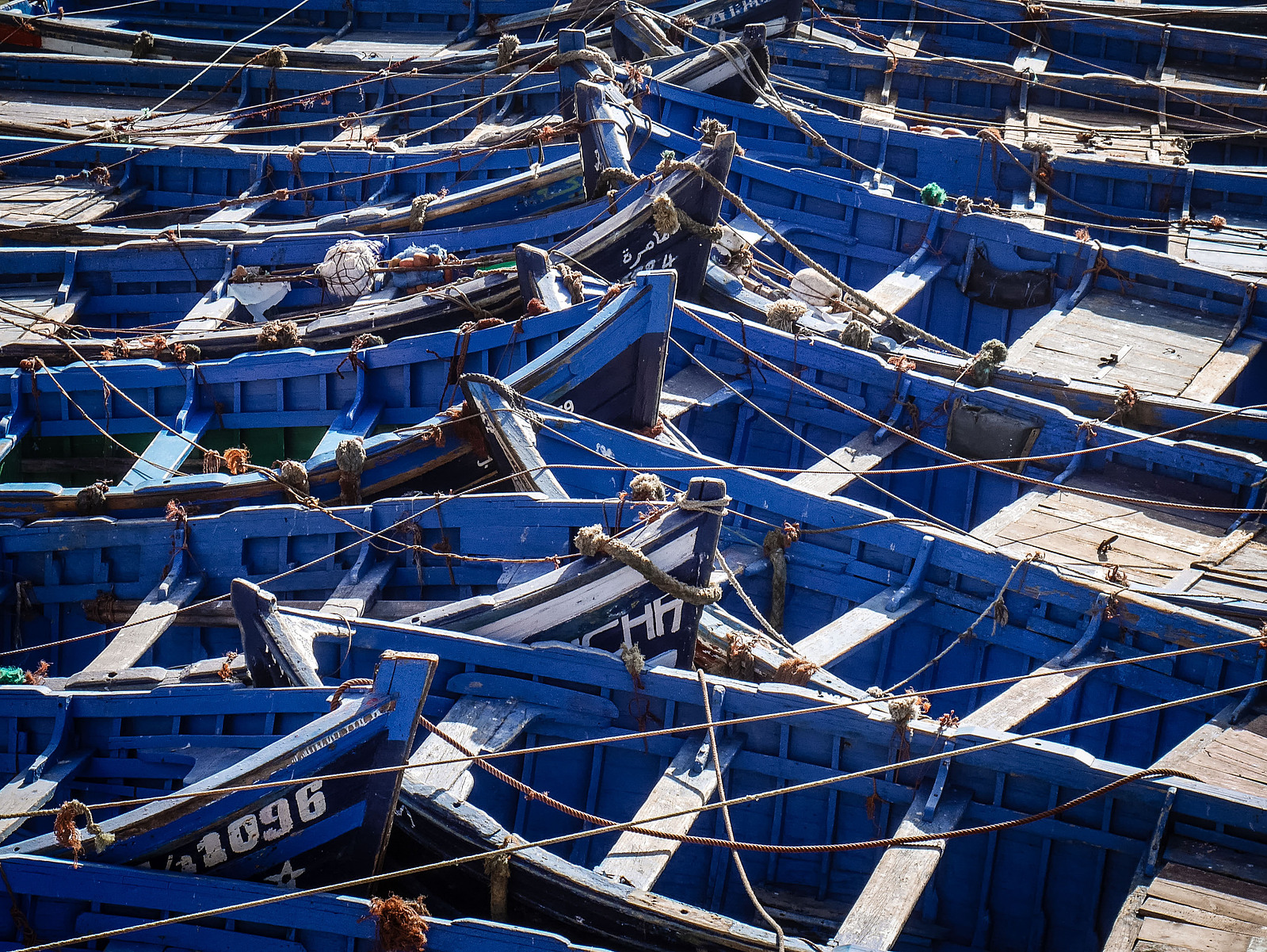 Un méli mélo de bateaux bleus.