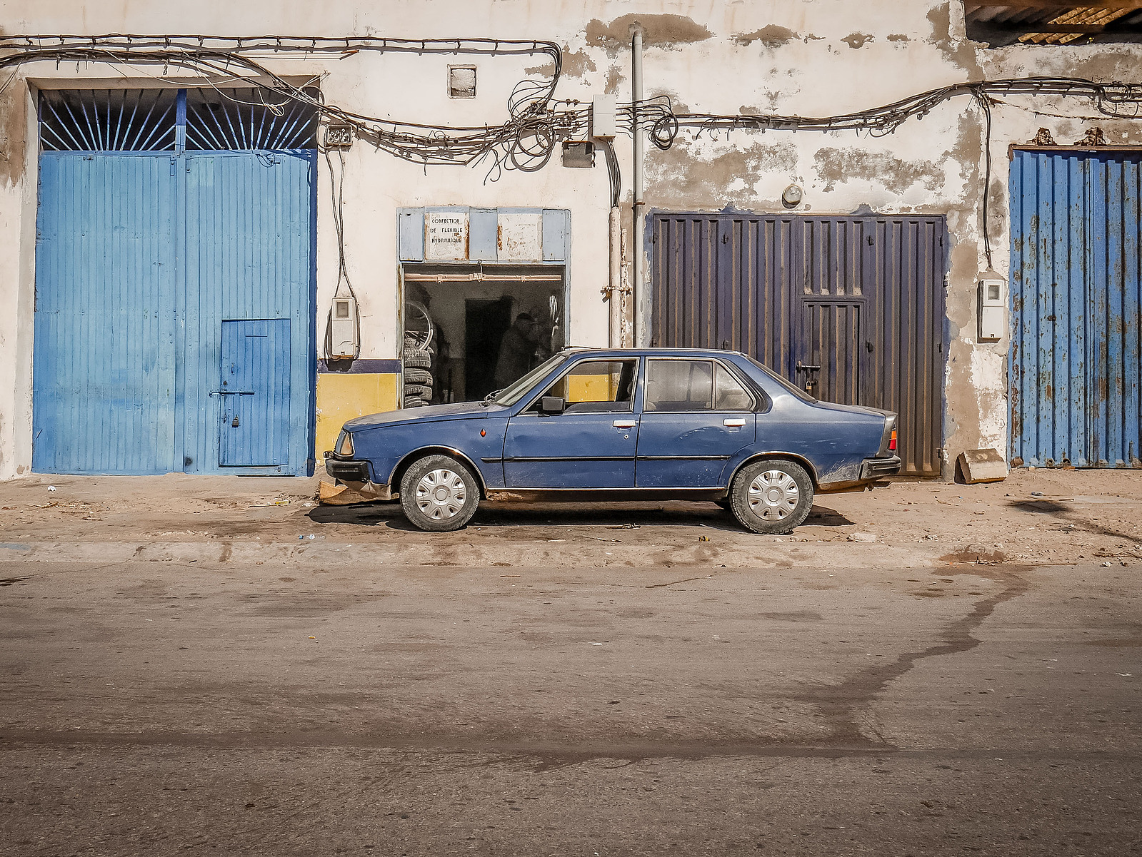Une vieille Renault bleu.