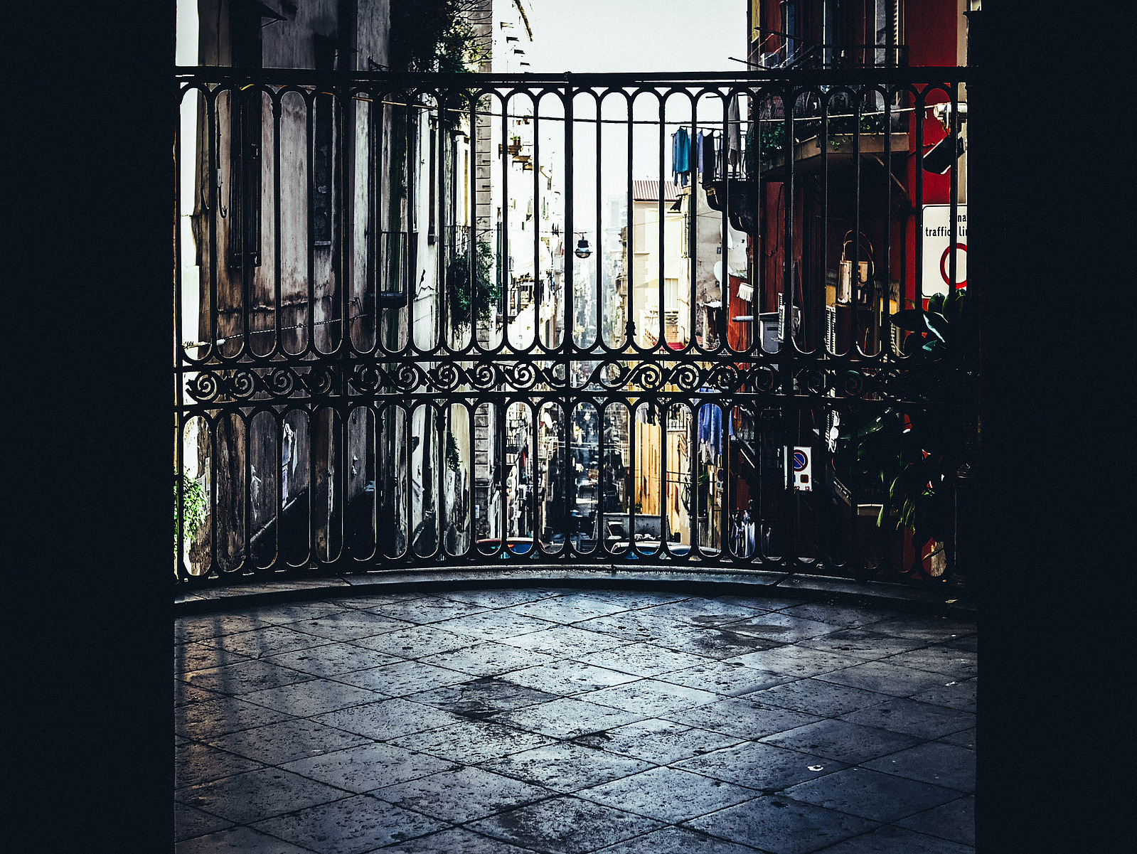 Un rue à travers la grille d'une église.