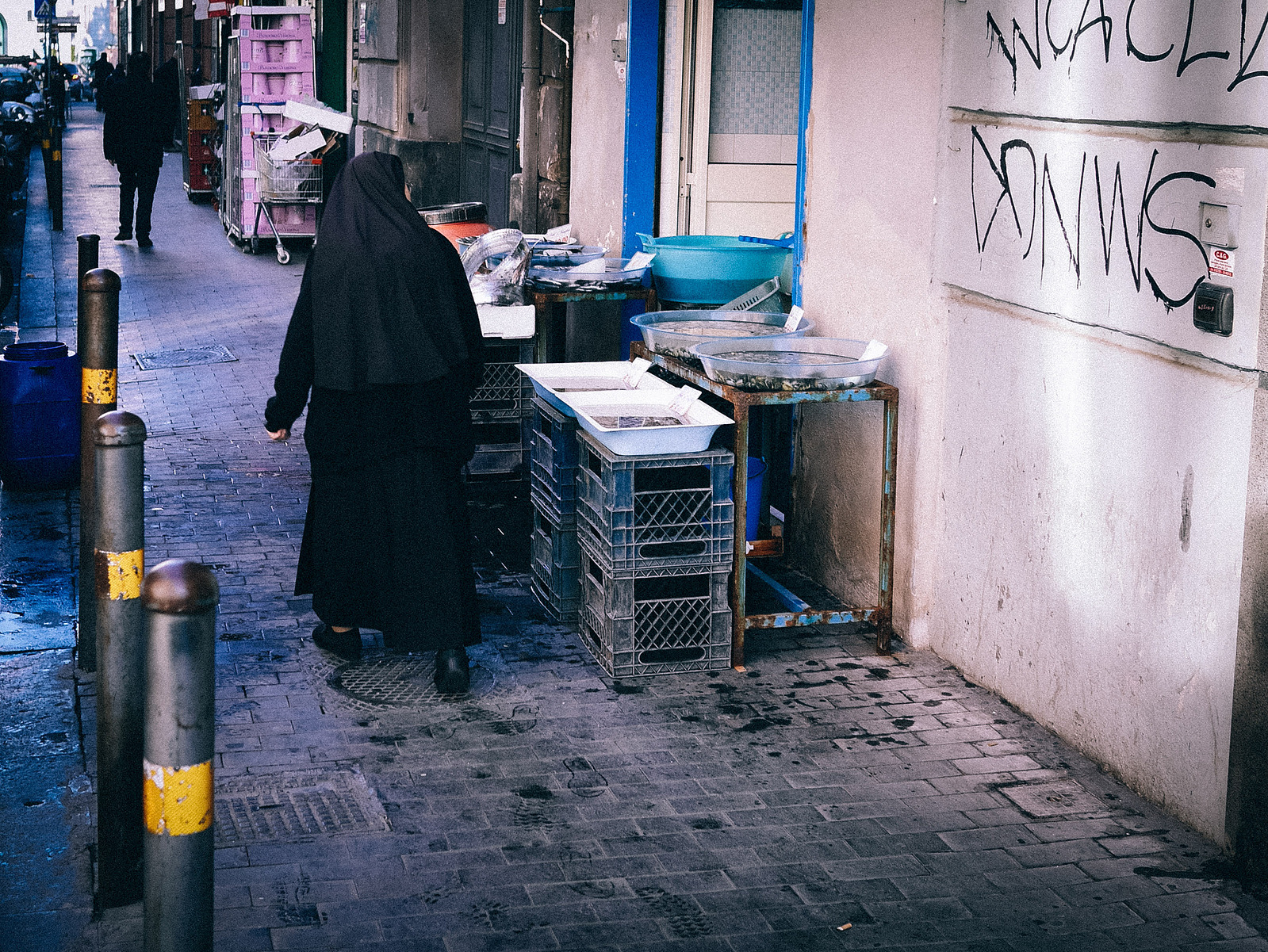 Une bonne sœur dans la rue à Naples.