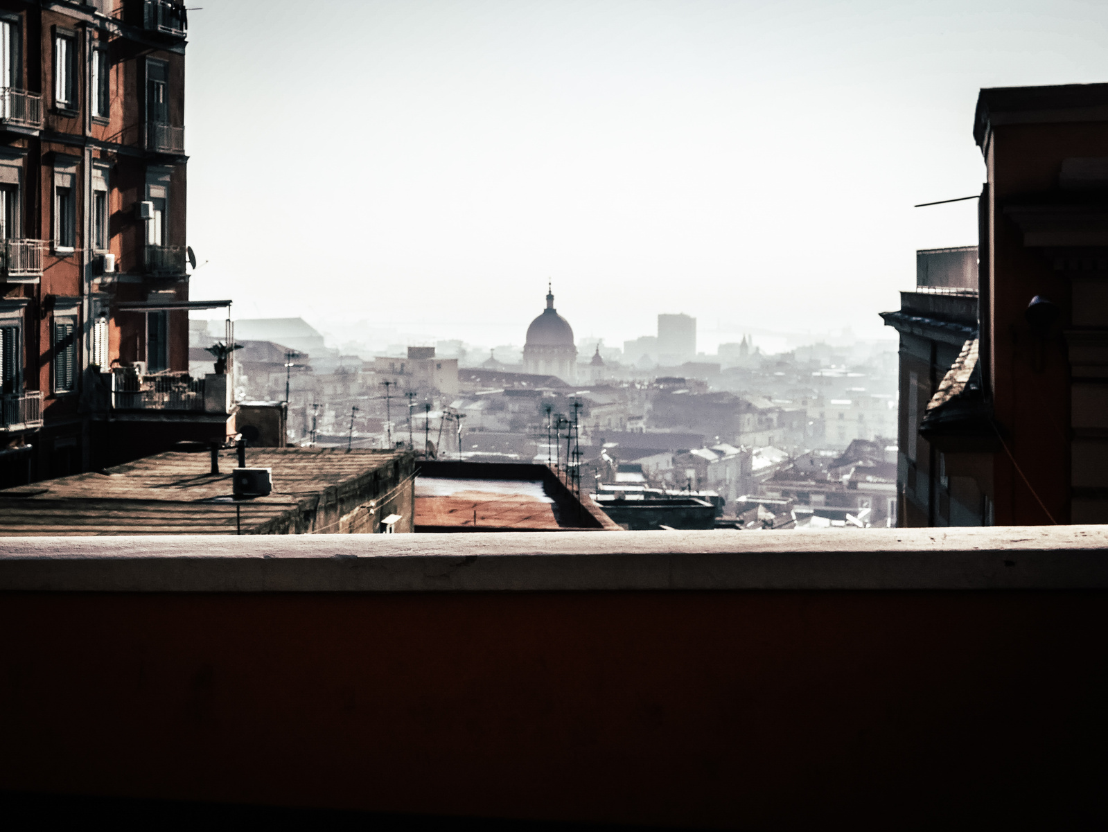 Vue des hauteurs de Naples sur la ville dans la brume.
