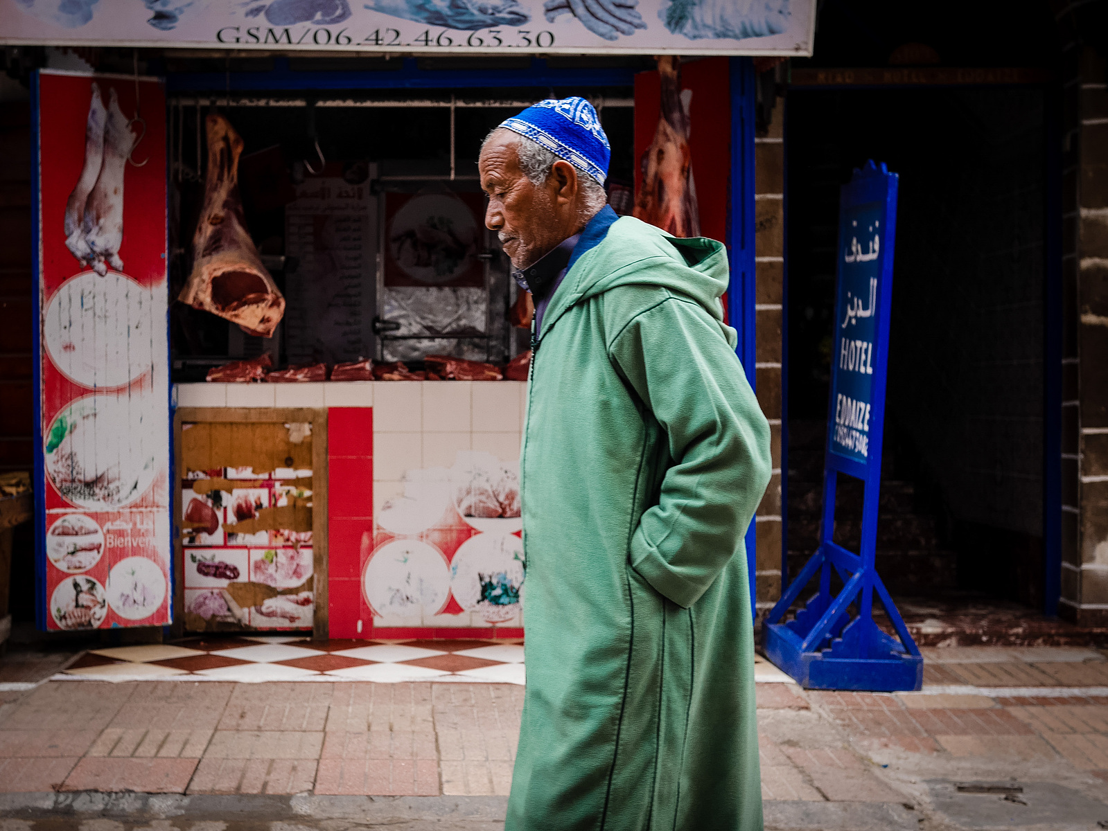 Un homme en djellaba verte.