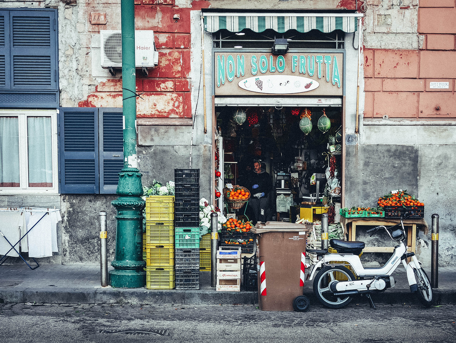 Un petit magasin dans la rue.
