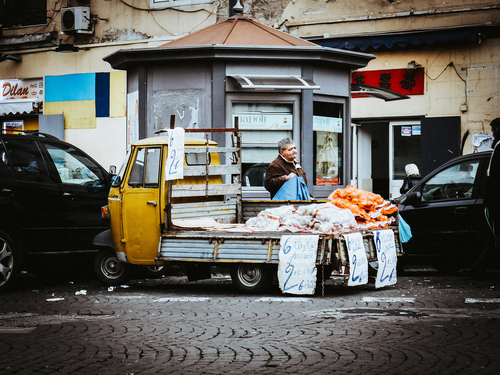 Un vendeur de pomme de terre dans une rue.