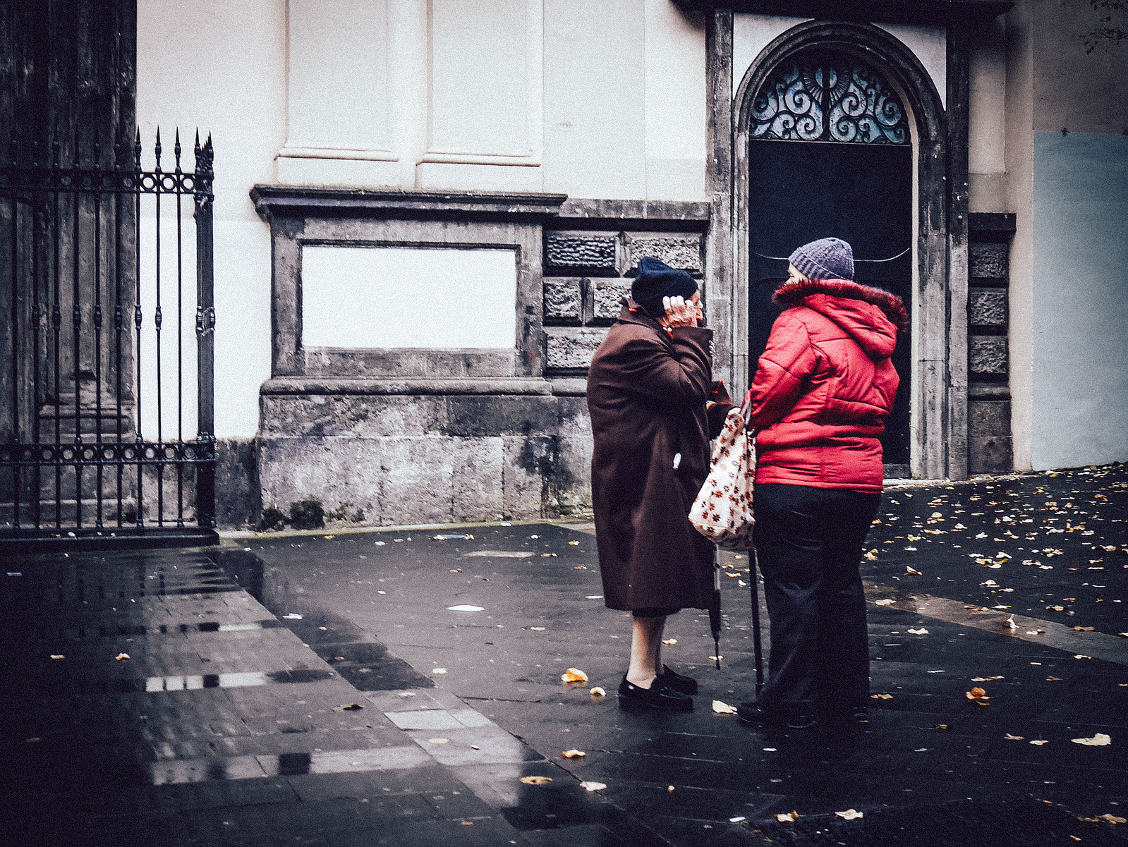 Deux dames qui parlent dans la rue.