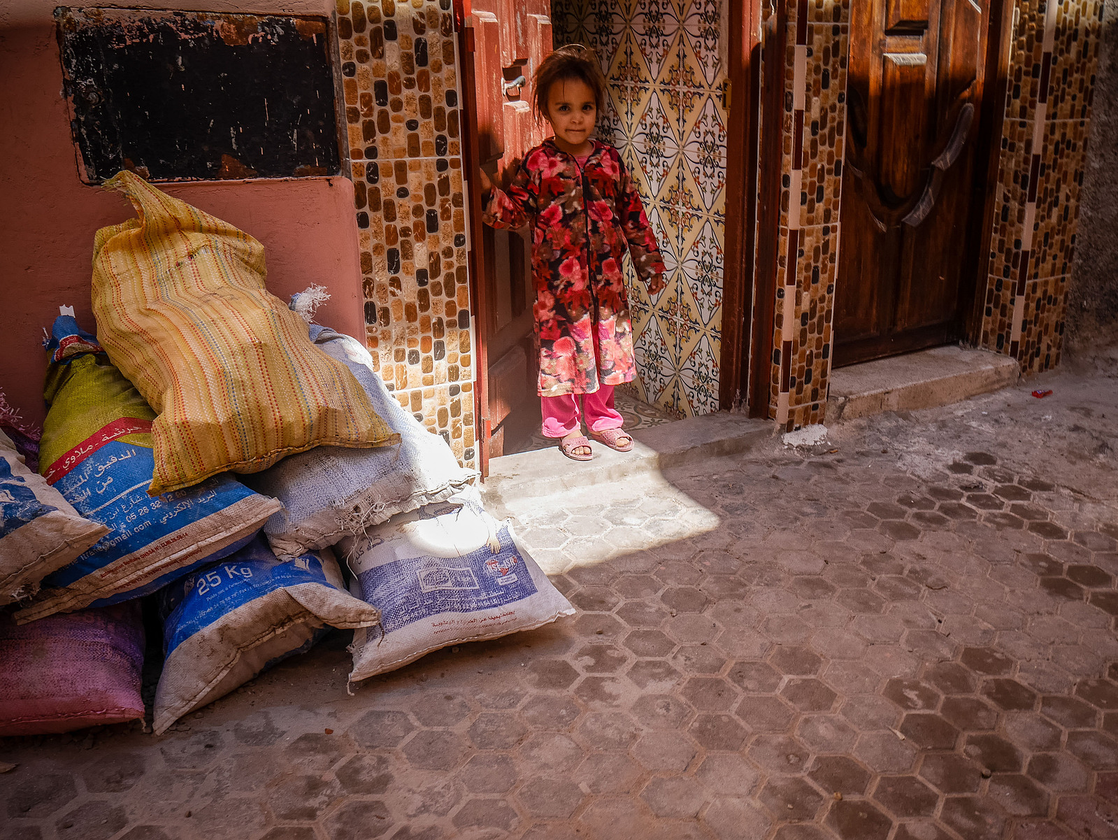 Une petite fille marocaine sur le pas de sa porte.