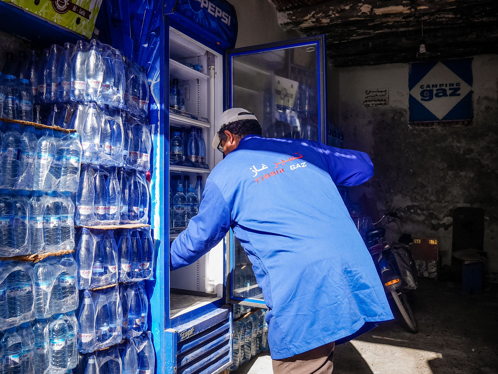Un vendeur de bouteille d'eau.