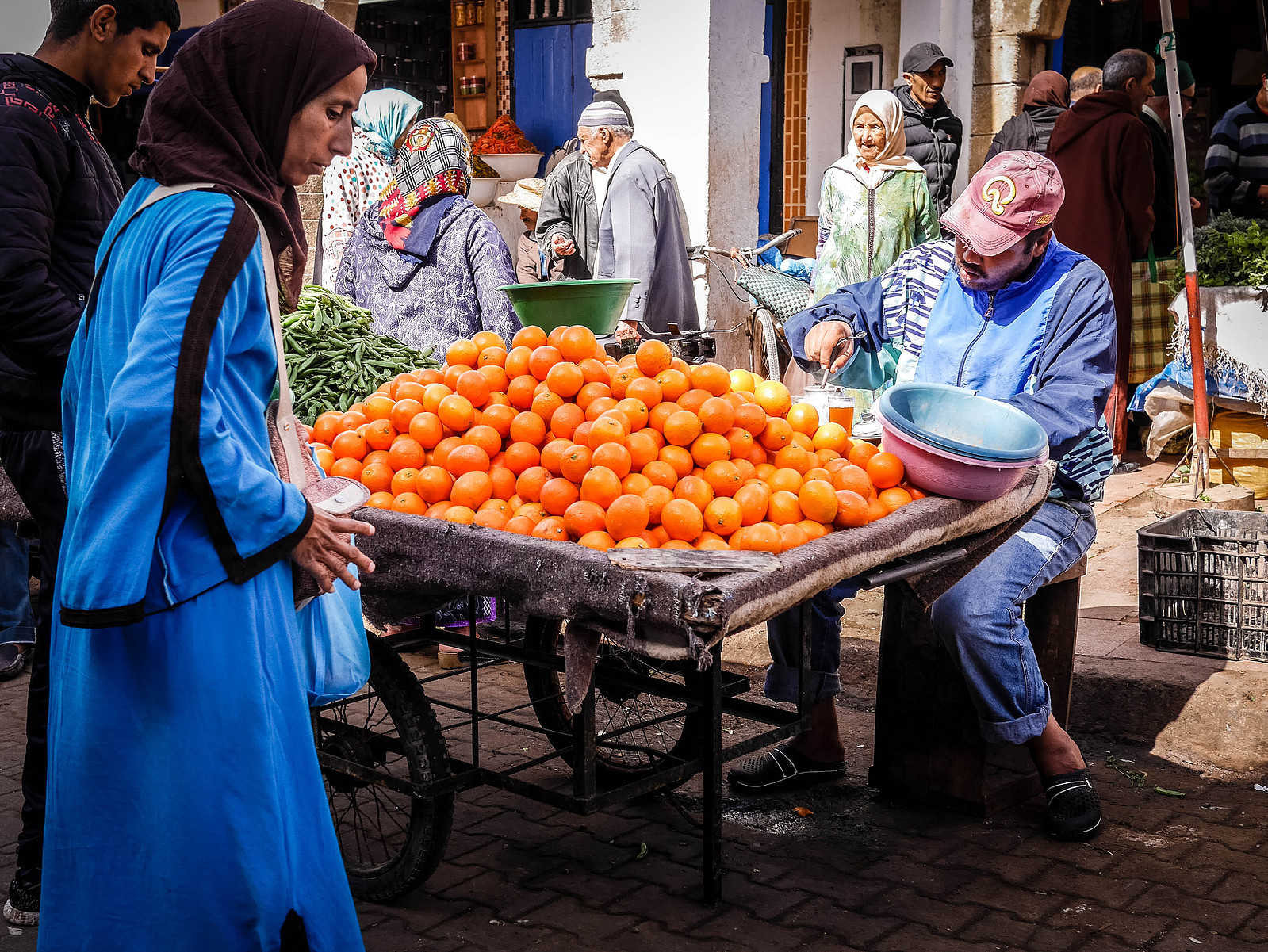 Un vendeur d'orange et son étal.
