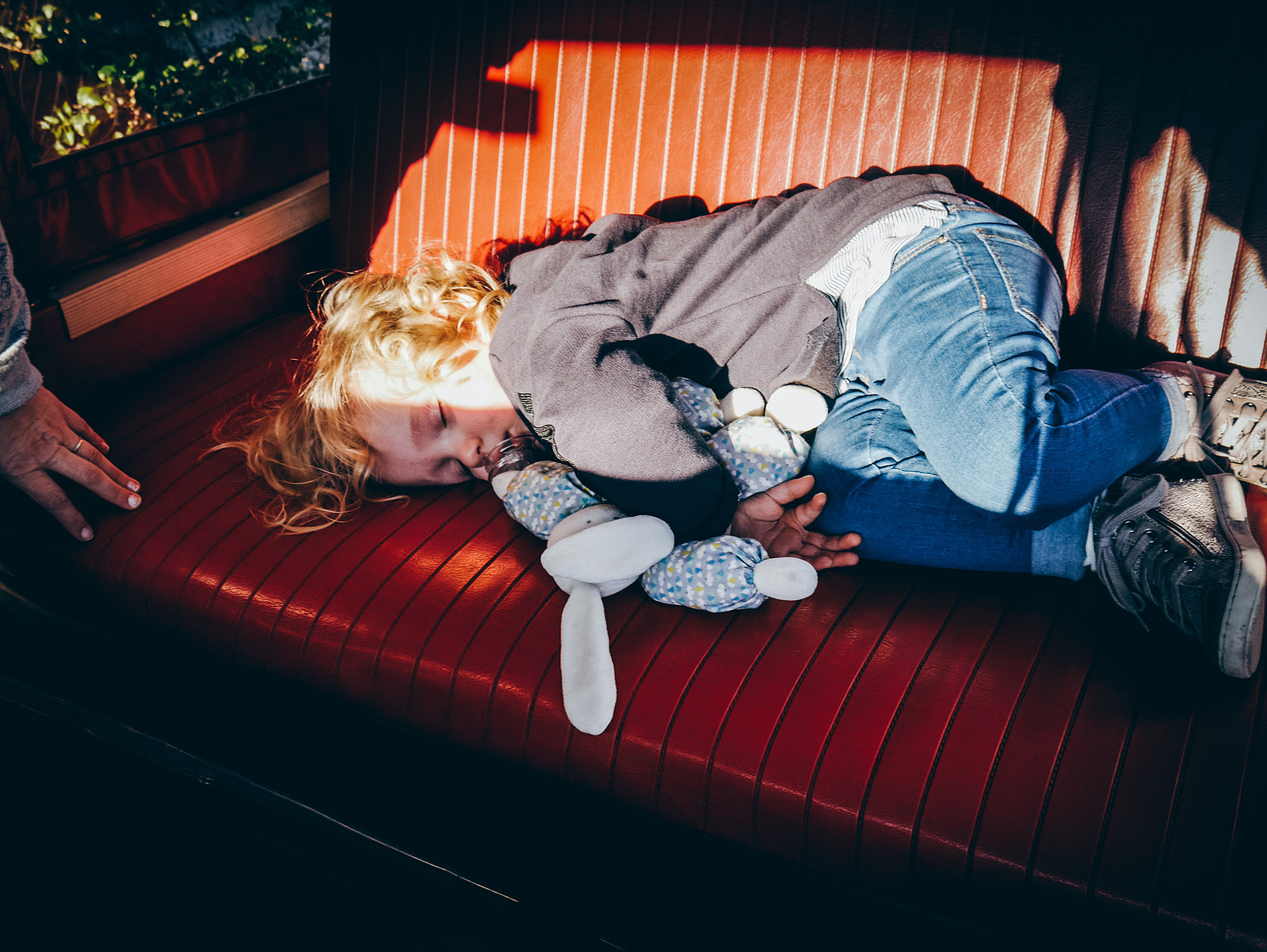 Une petite fille qui dort dans un tuktuk.